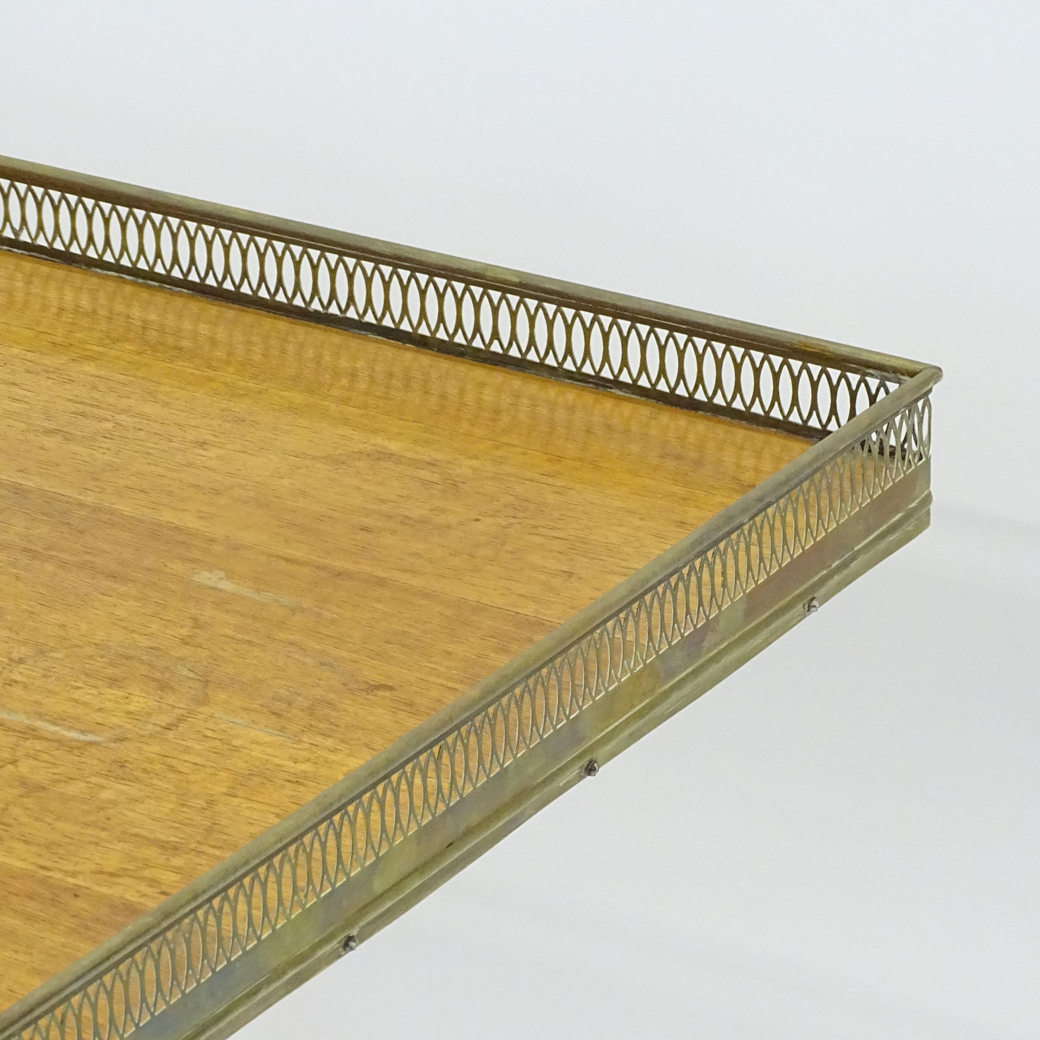 Laiton Magnifique table basse pliante en bois et laiton, années 1950 en vente