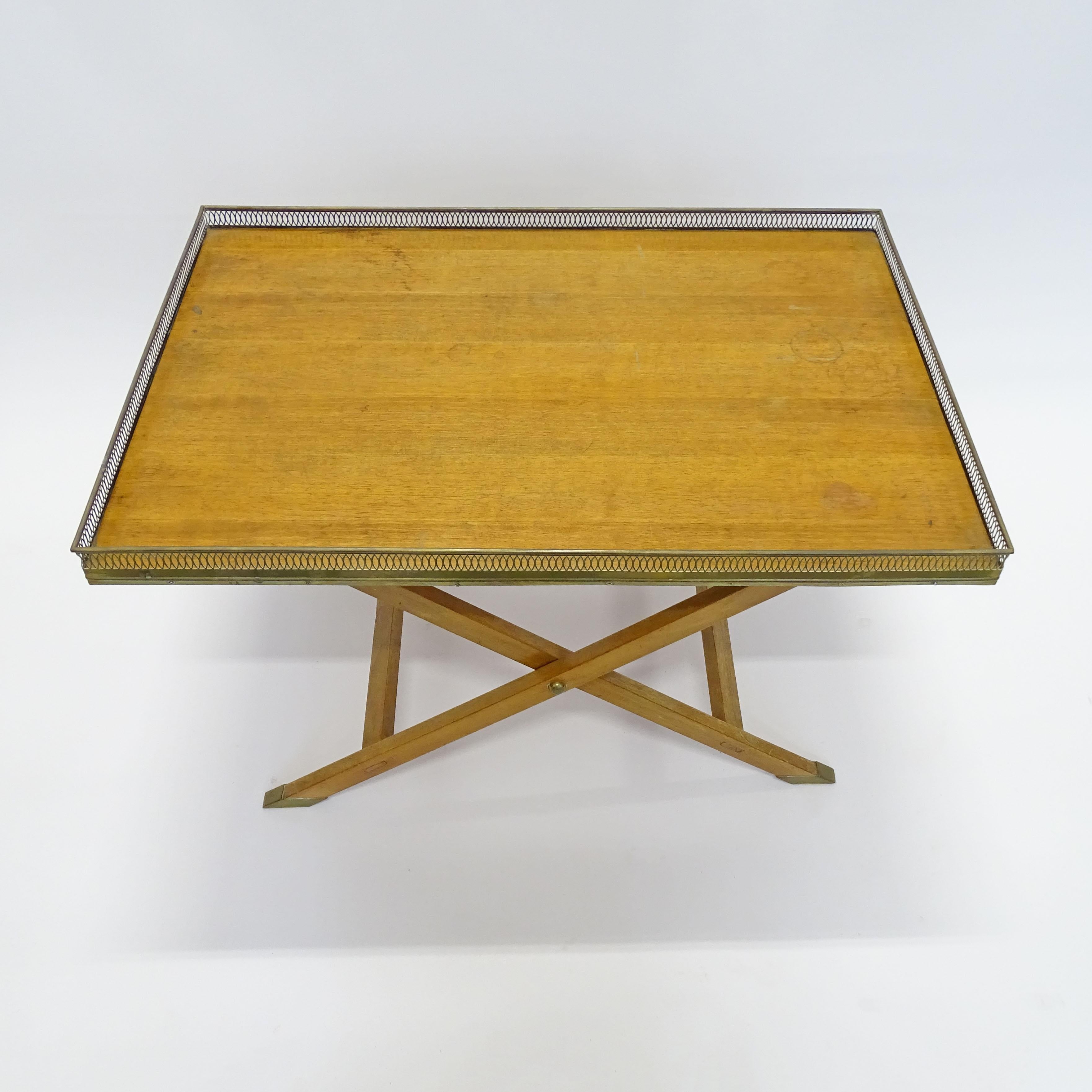 Magnifique table basse pliante en bois et laiton, années 1950 en vente 1