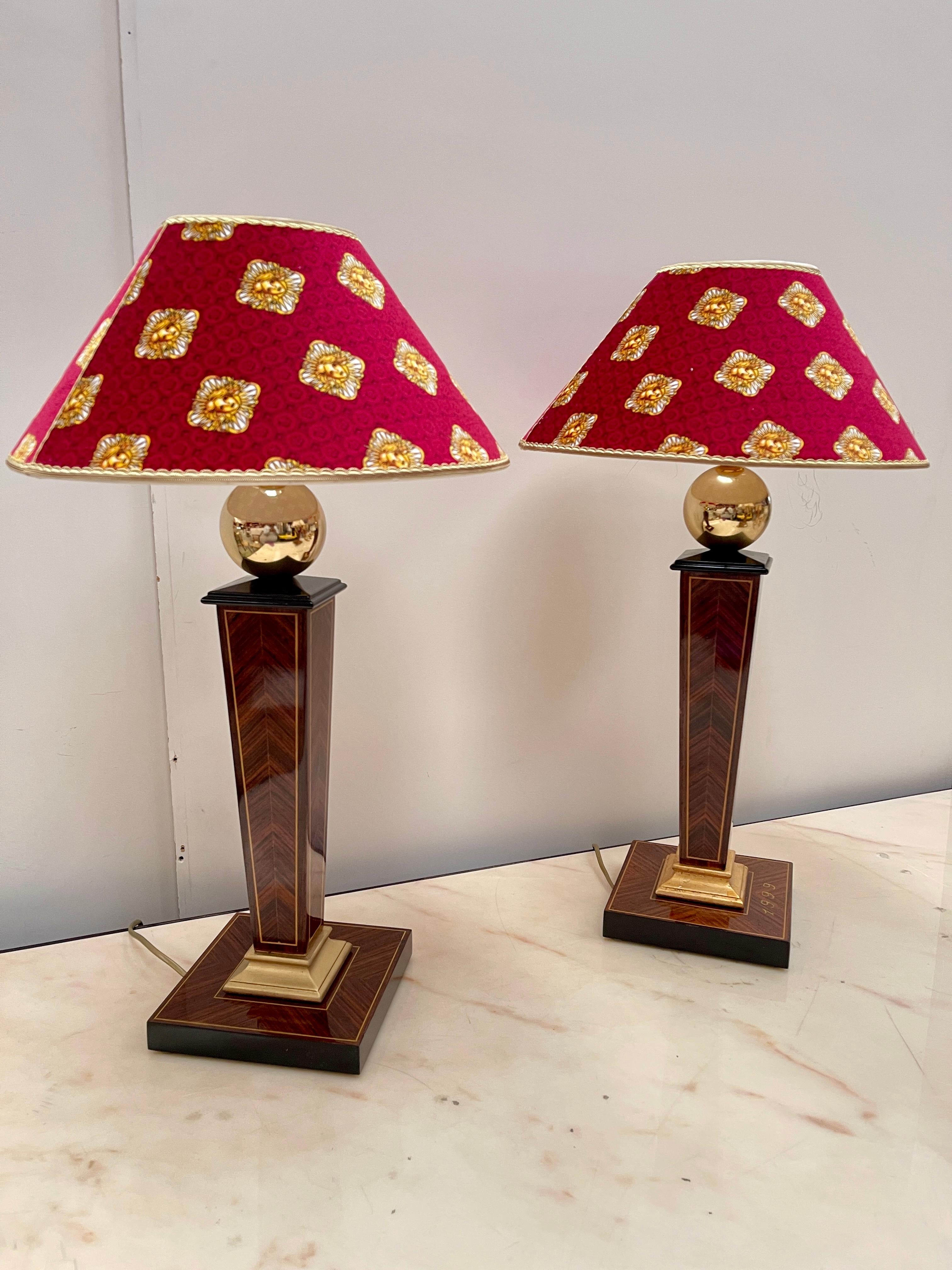 Splendida coppia di lampade da tavolo in stile classico versailles rosso XX sec. en vente 3