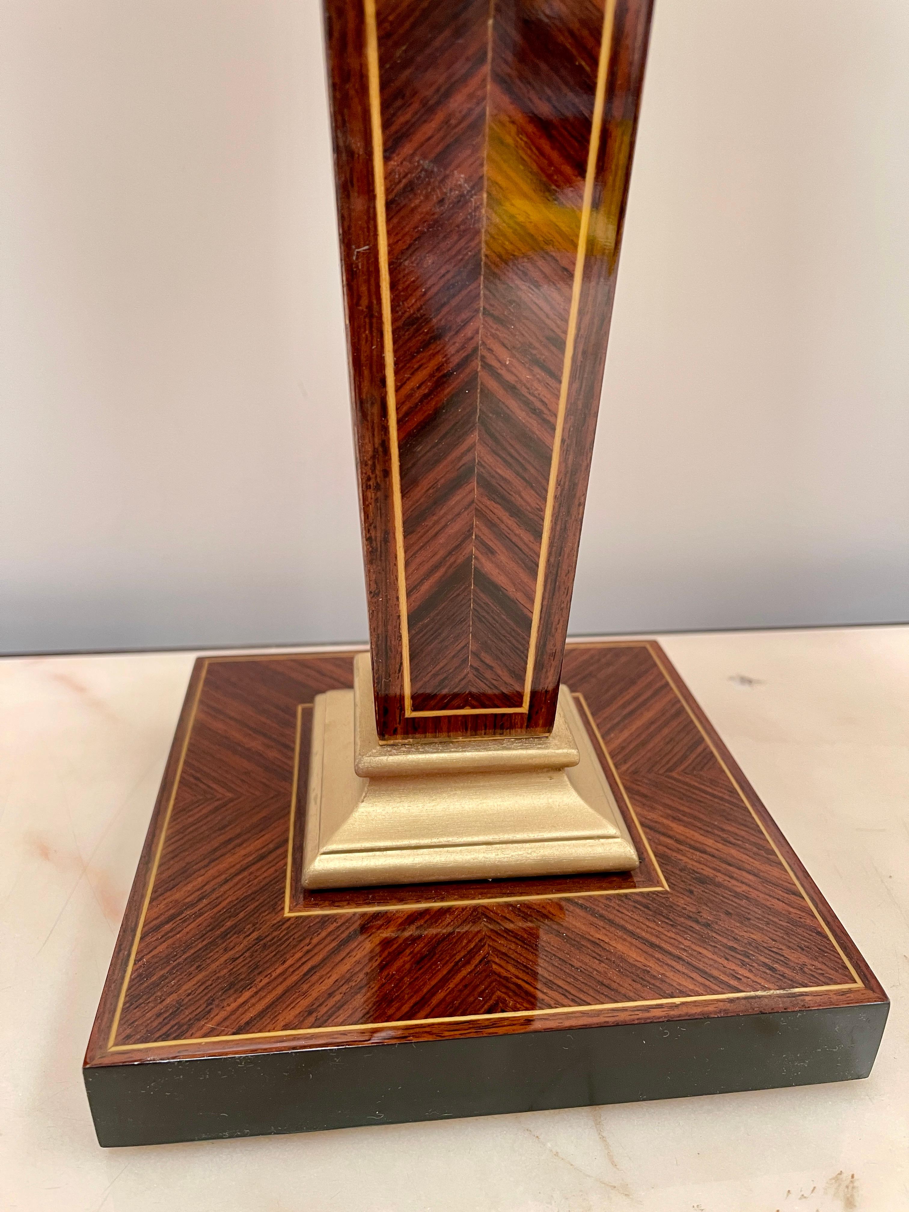 Empire Splendida coppia di lampade da tavolo in stile classico versailles rosso XX sec. en vente