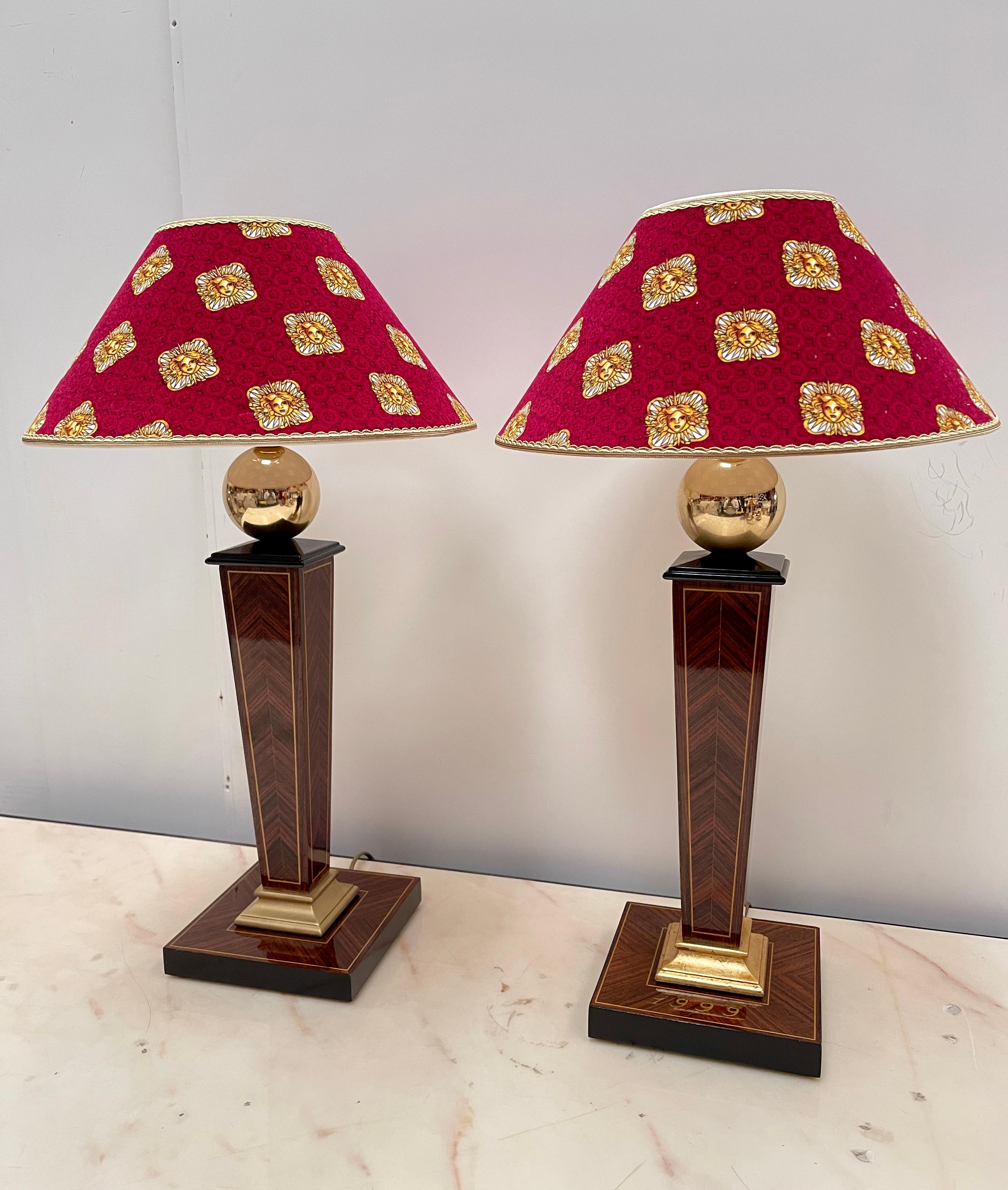 Fait main Splendida coppia di lampade da tavolo in stile classico versailles rosso XX sec. en vente