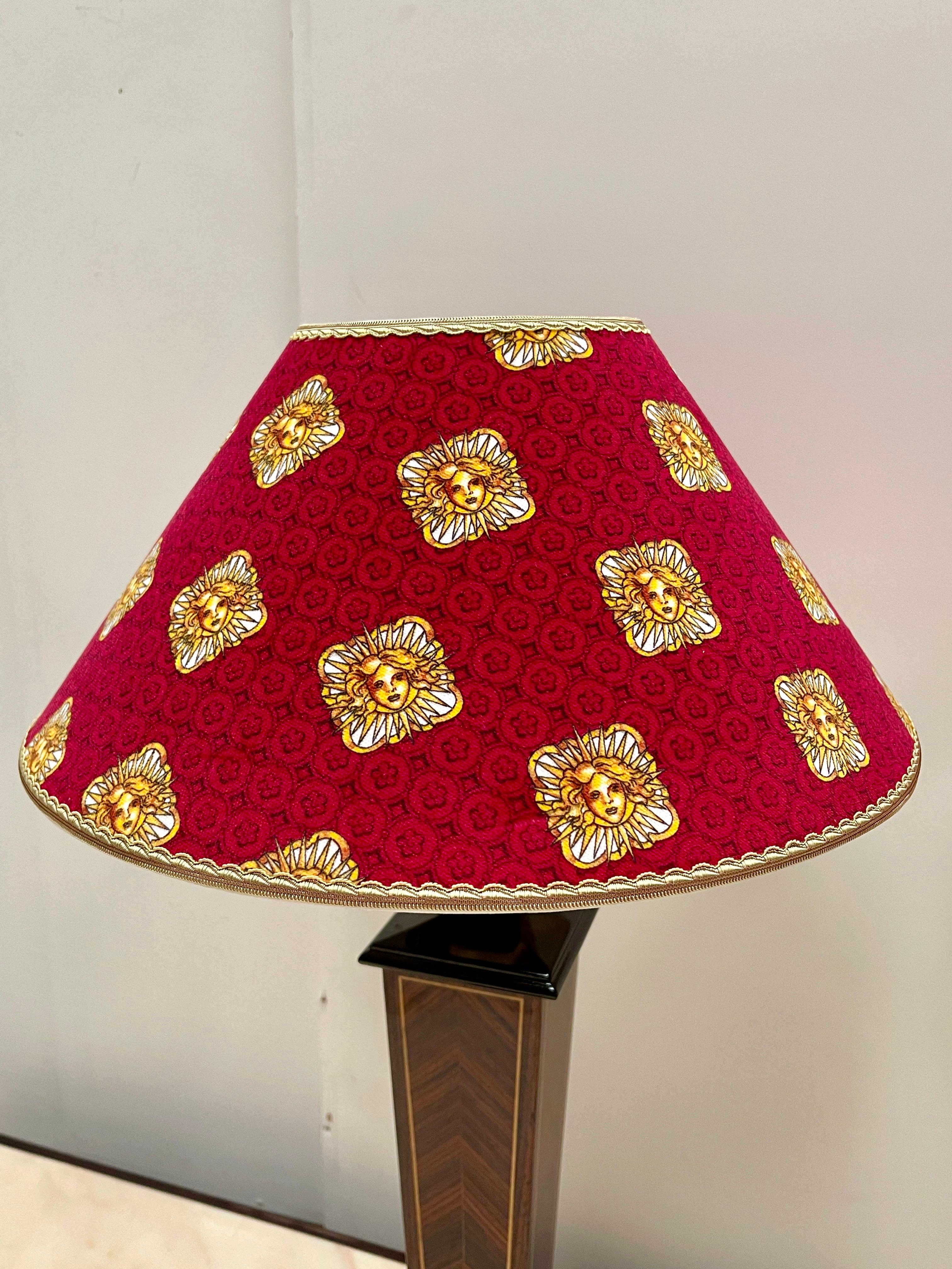 Splendida coppia di lampade da tavolo in stile classico versailles rosso XX sec. Excellent état - En vente à Cantù, IT