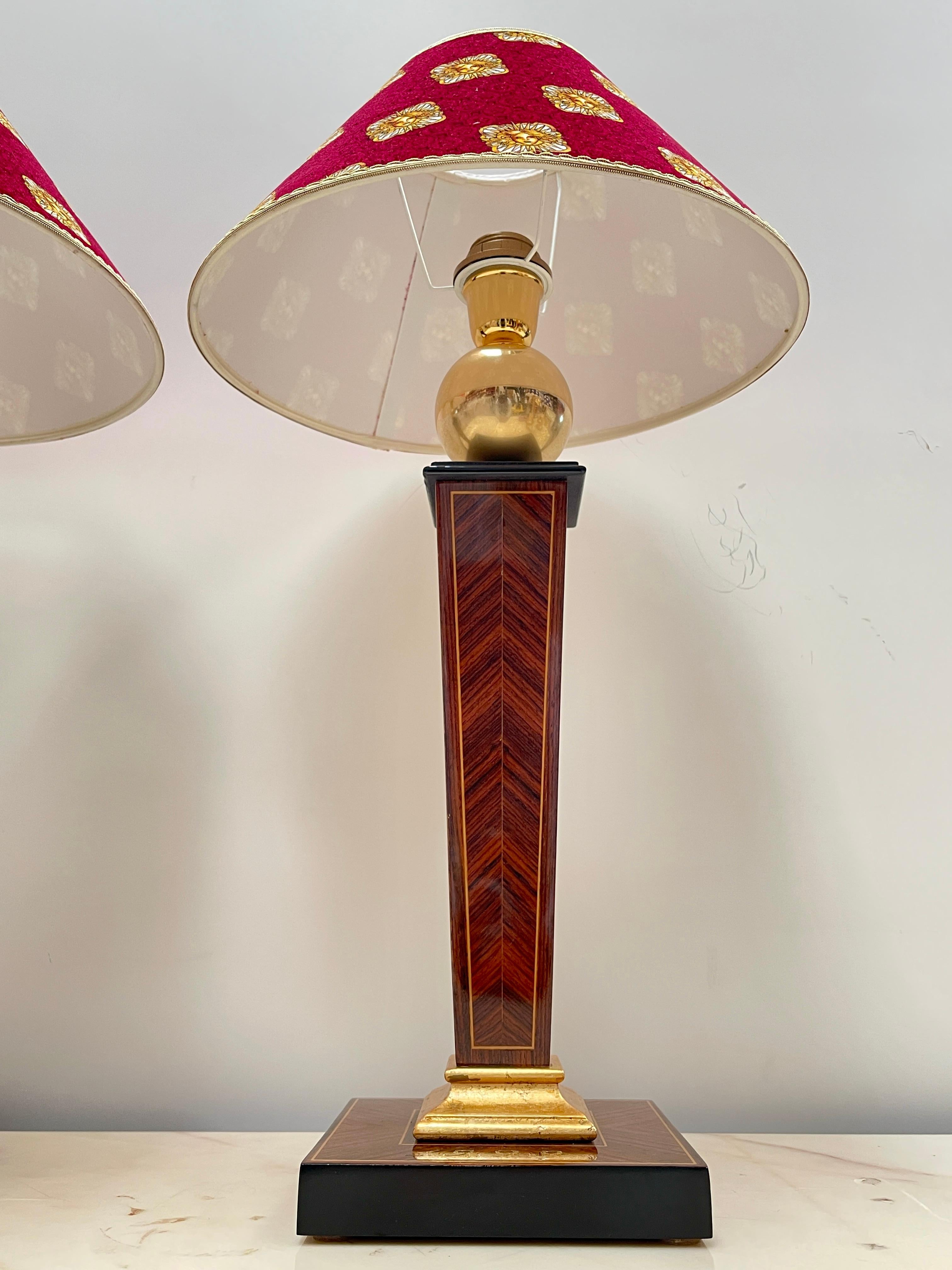 20th Century Splendida coppia di lampade da tavolo in stile classico versailles rosso XX sec. en vente