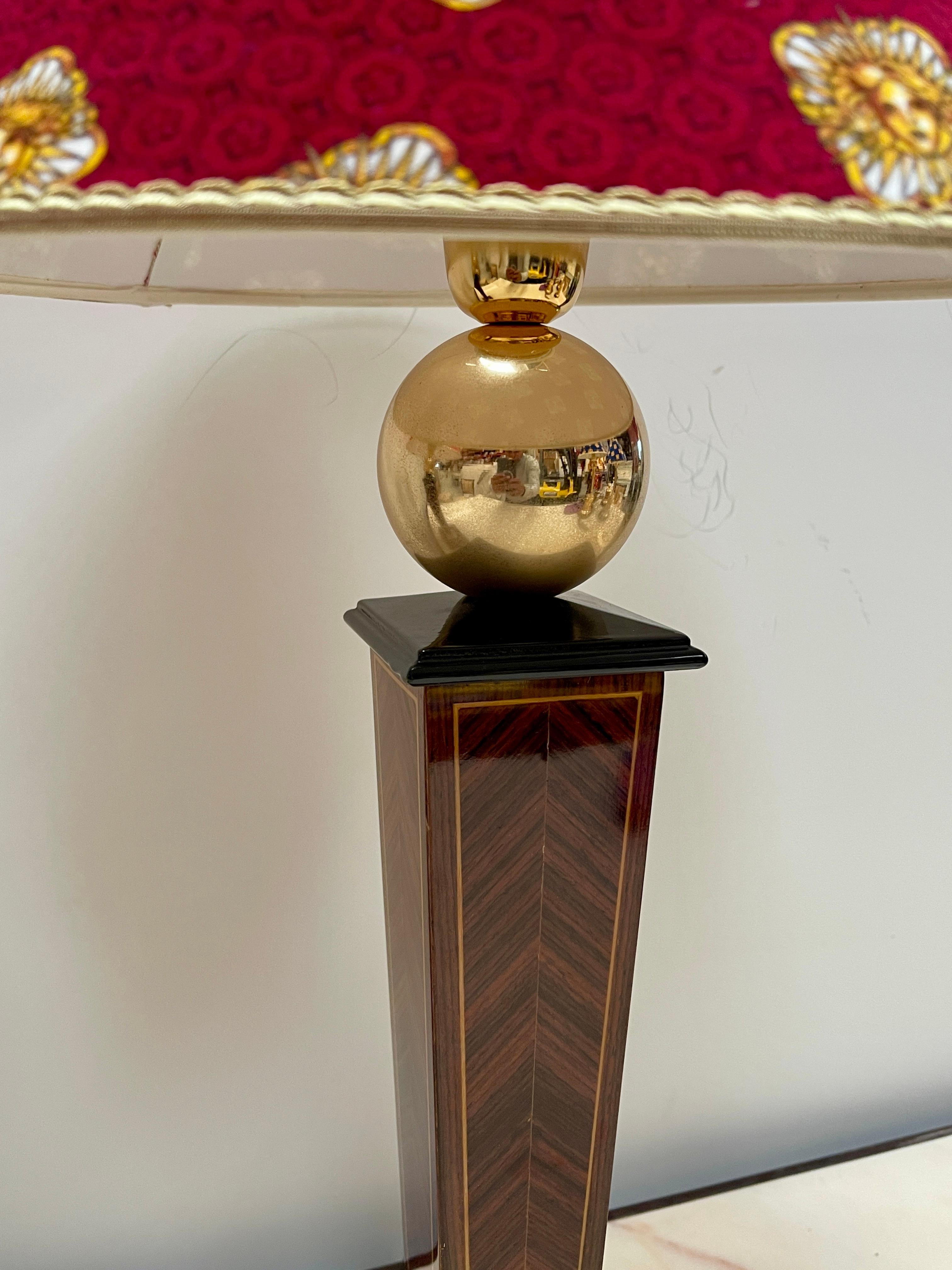 Laiton Splendida coppia di lampade da tavolo in stile classico versailles rosso XX sec. en vente