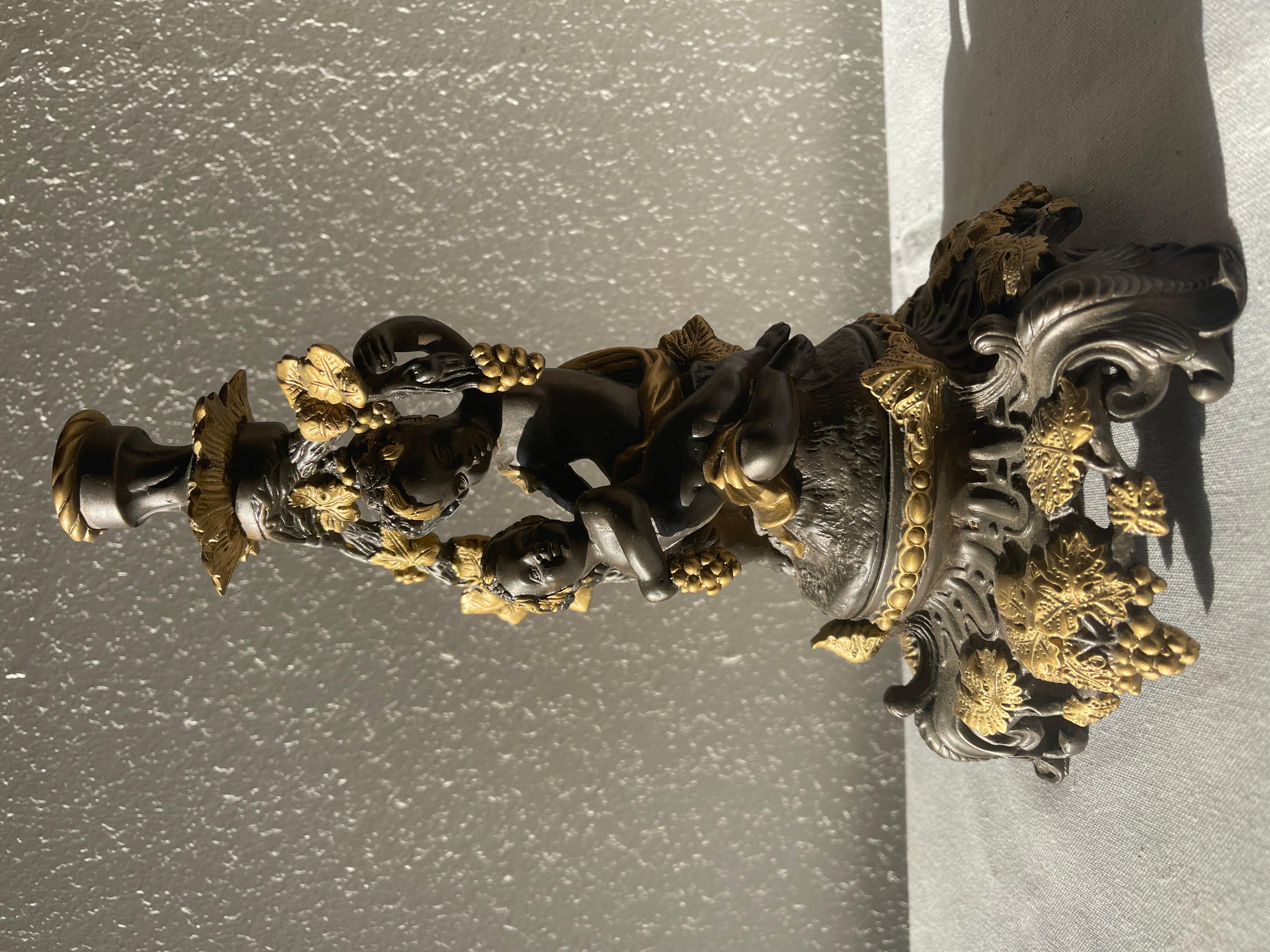 Wunderschöner italienischer Bronze-Kerzenhalter mit Putten, 1980er Jahre (Louis Philippe) im Angebot