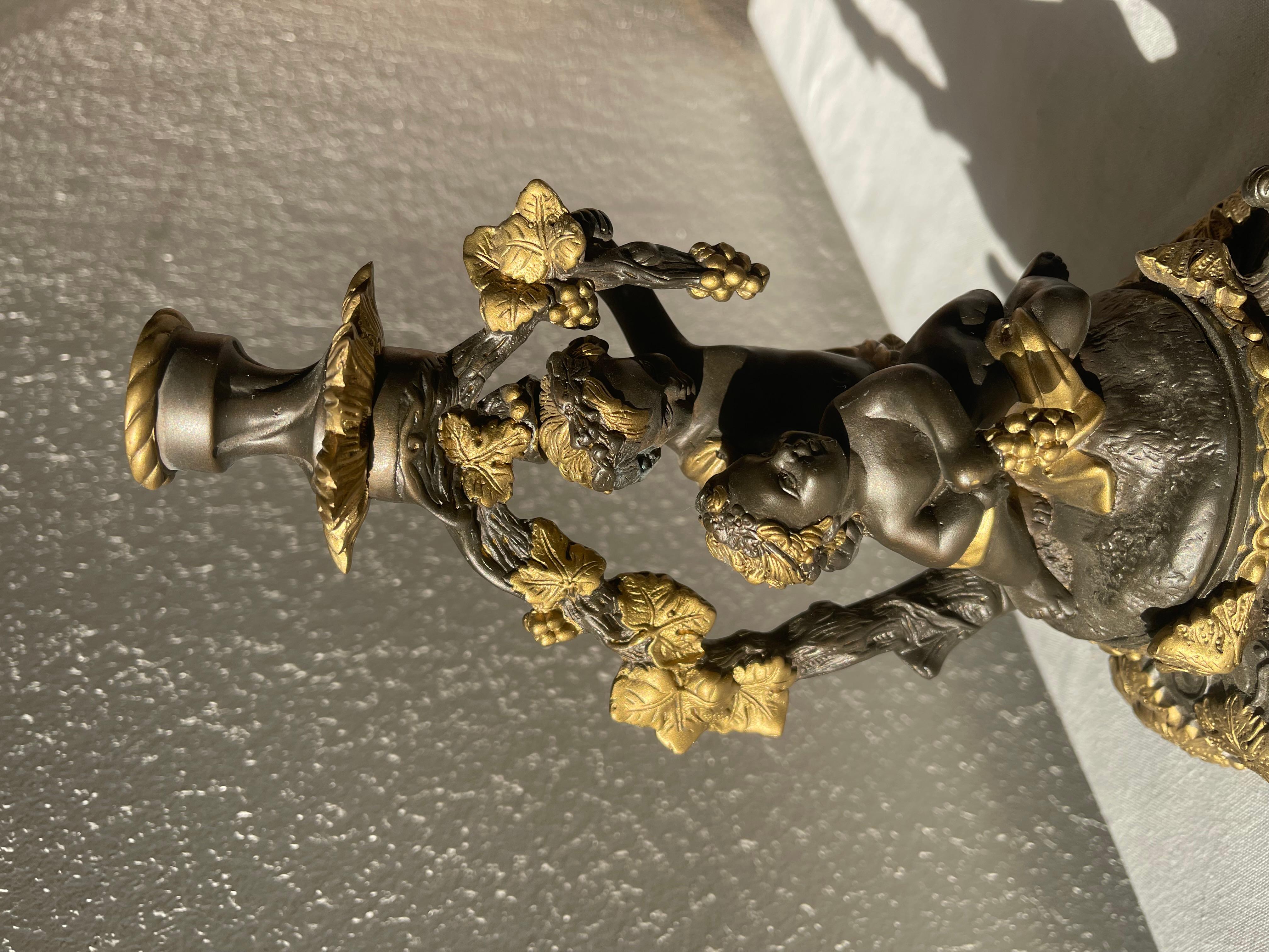 Wunderschöner italienischer Bronze-Kerzenhalter mit Putten, 1980er Jahre (Italian) im Angebot