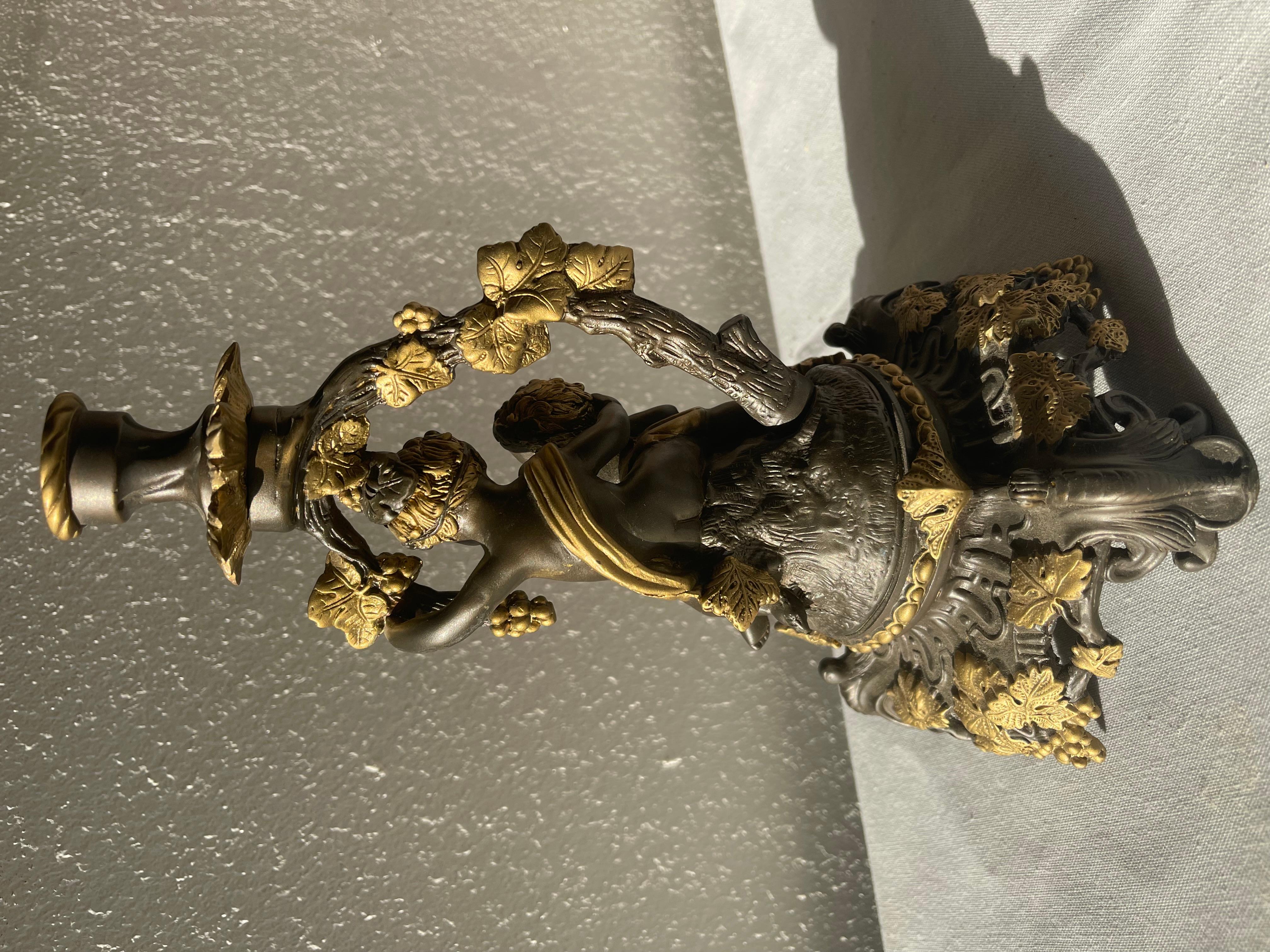 Wunderschöner italienischer Bronze-Kerzenhalter mit Putten, 1980er Jahre (Sonstiges) im Angebot