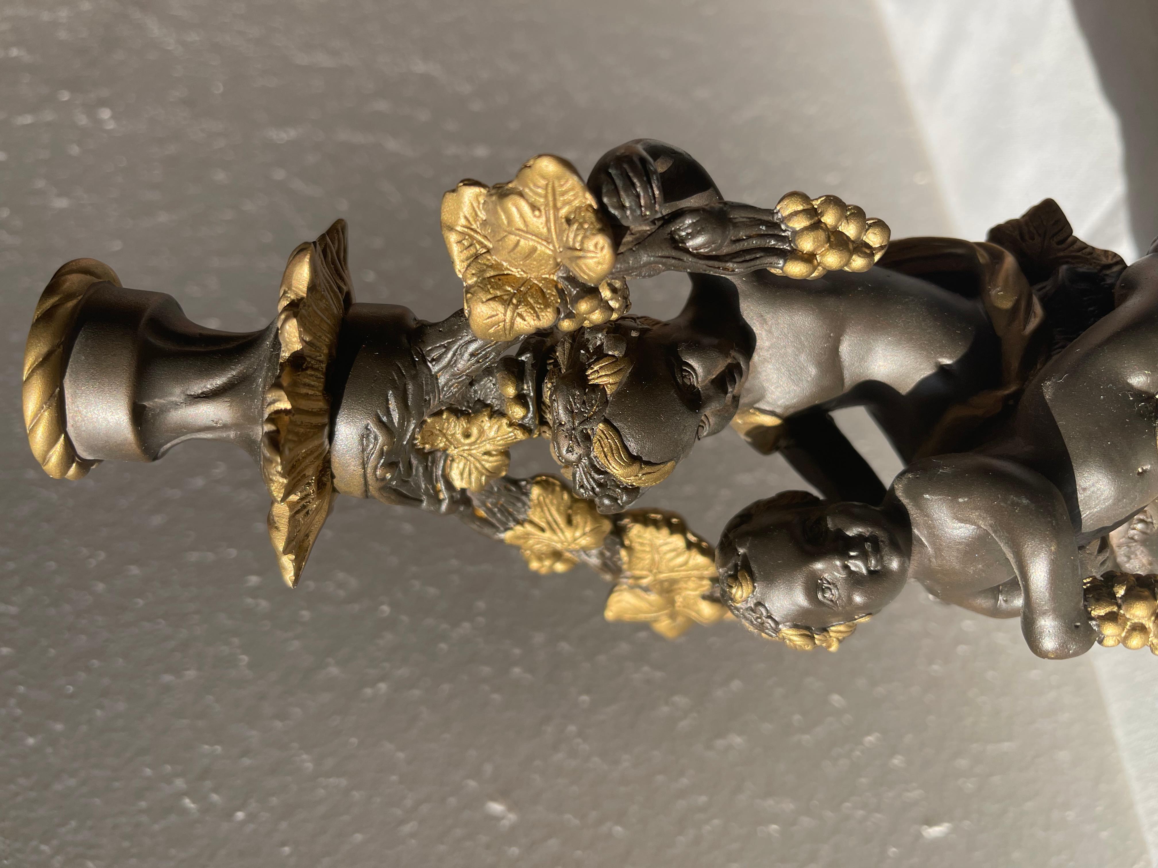 Wunderschöner italienischer Bronze-Kerzenhalter mit Putten, 1980er Jahre im Angebot 3