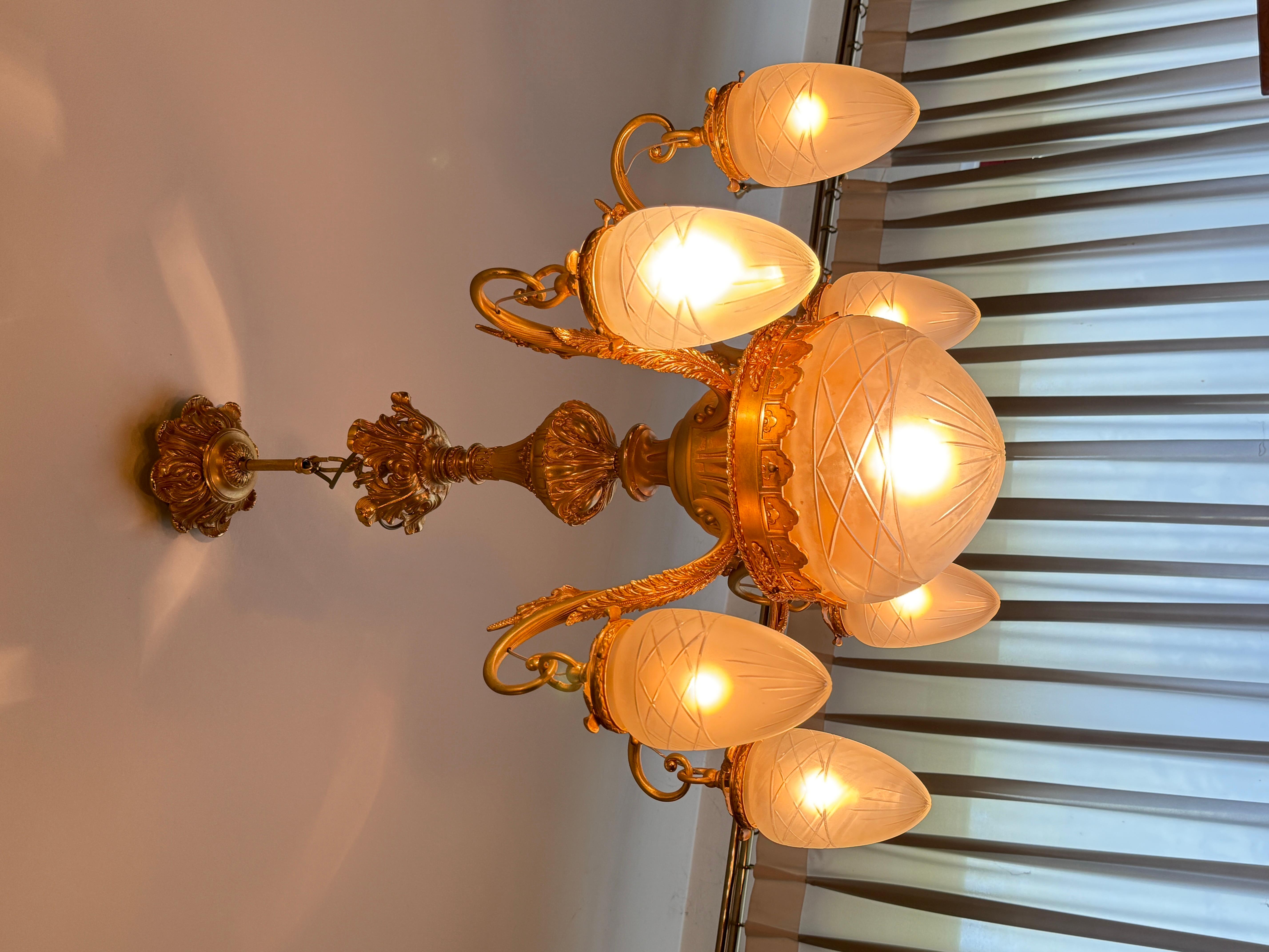 Splendido lampadario classico italiano con finiture dorate e vetro satinato in vendita 2