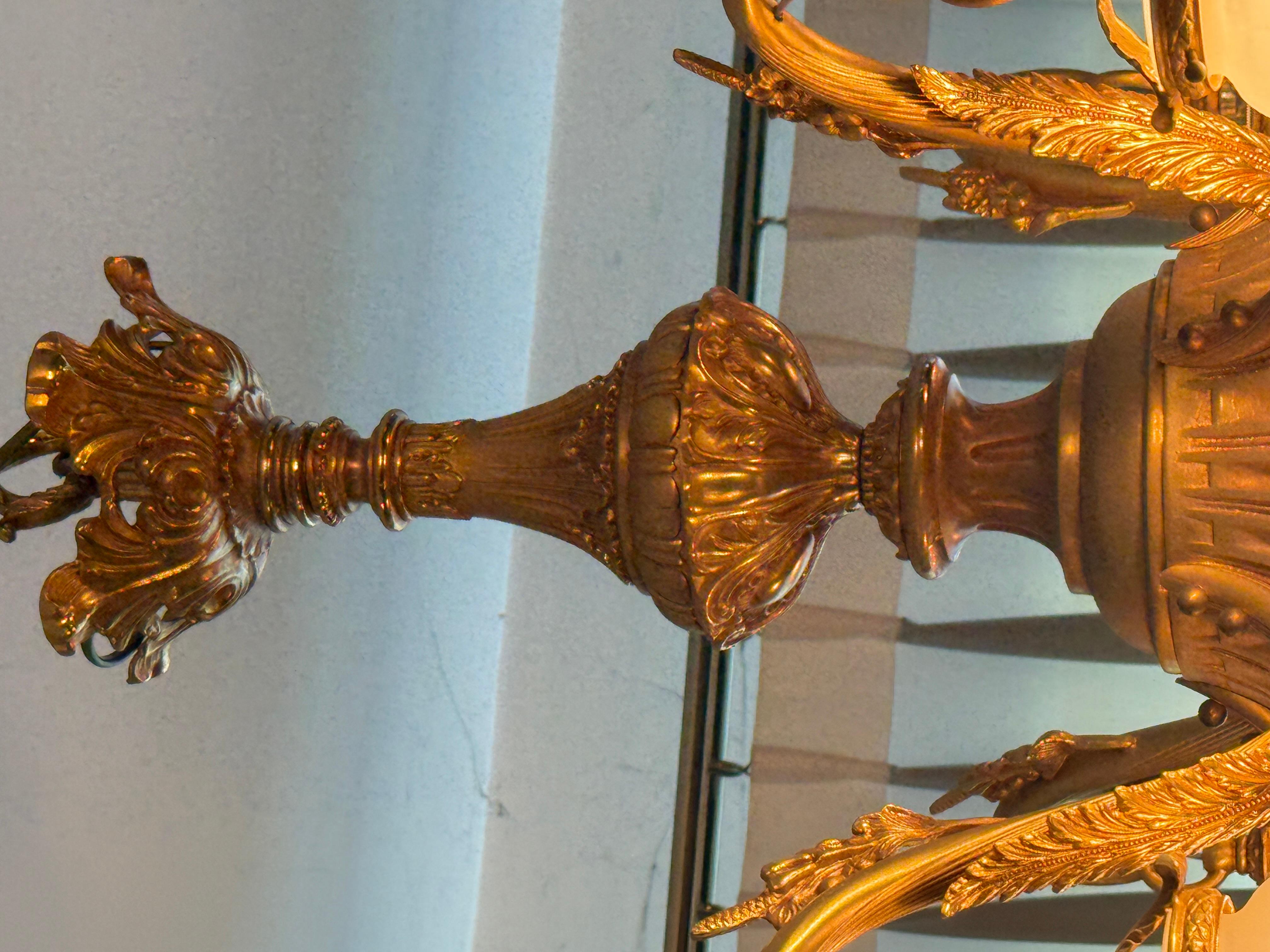 Splendido lampadario classico italiano con finiture dorate e vetro satinato anni '90