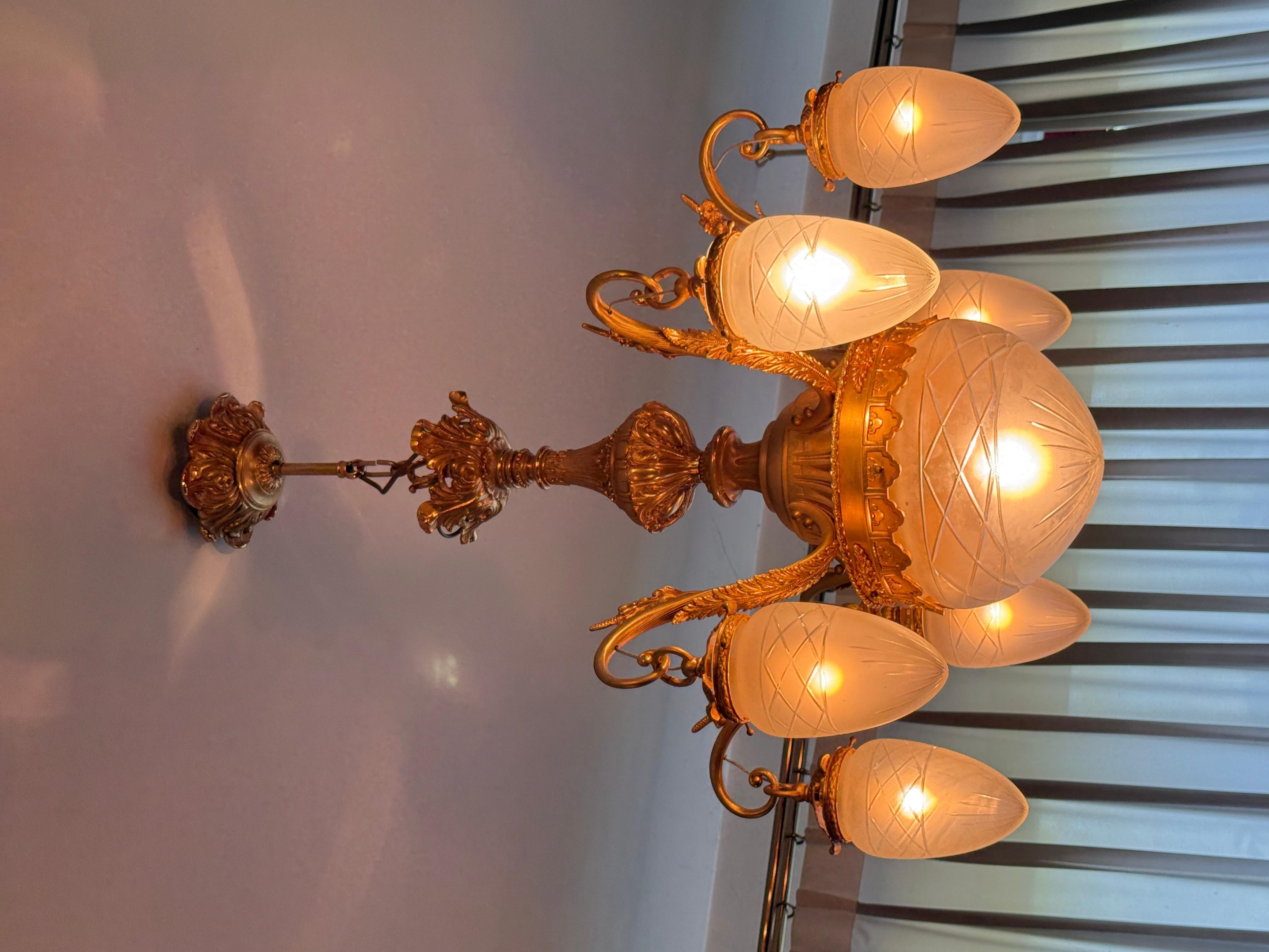 Neoclassico Splendido lampadario classico italiano con finiture dorate e vetro satinato in vendita