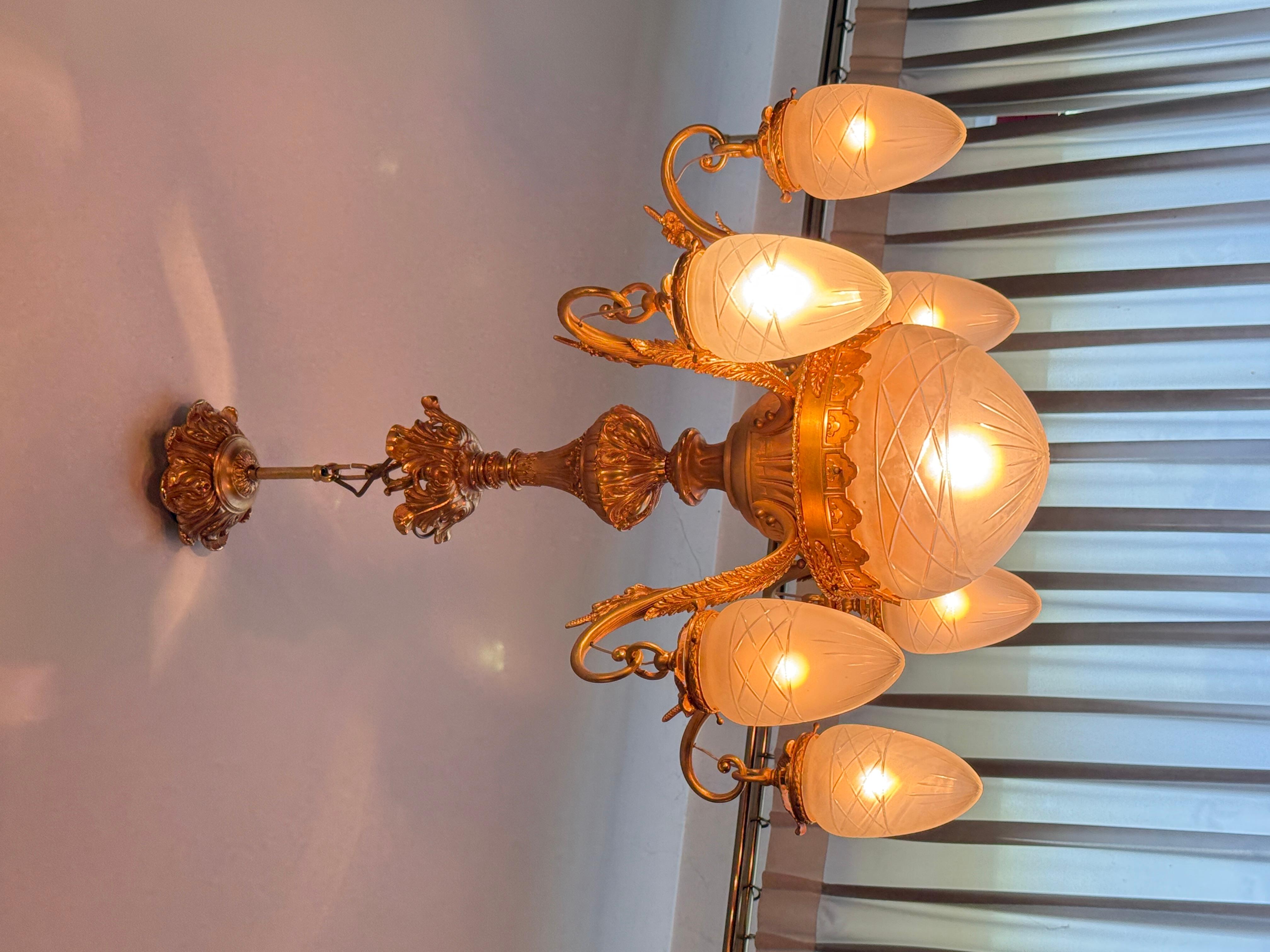 Italian Splendido lampadario classico italiano con finiture dorate e vetro satinato in vendita