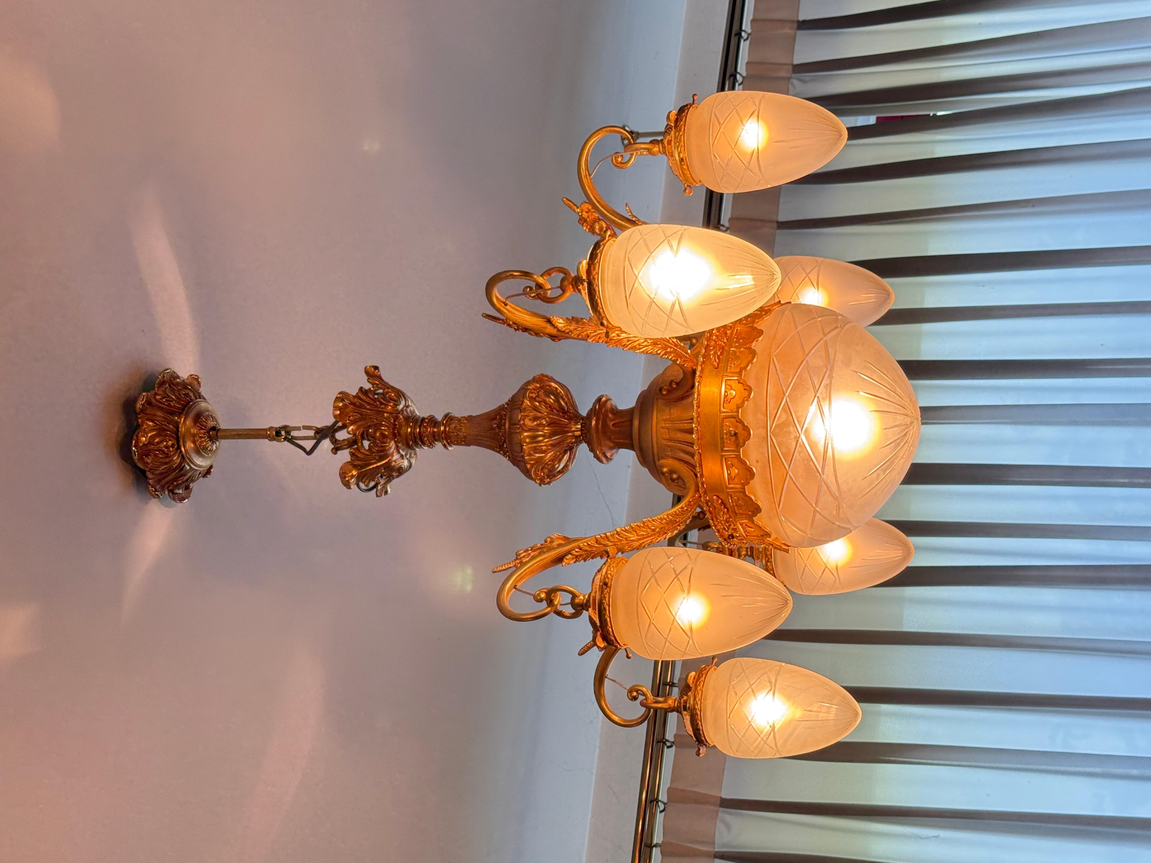 Fatto a mano Splendido lampadario classico italiano con finiture dorate e vetro satinato in vendita