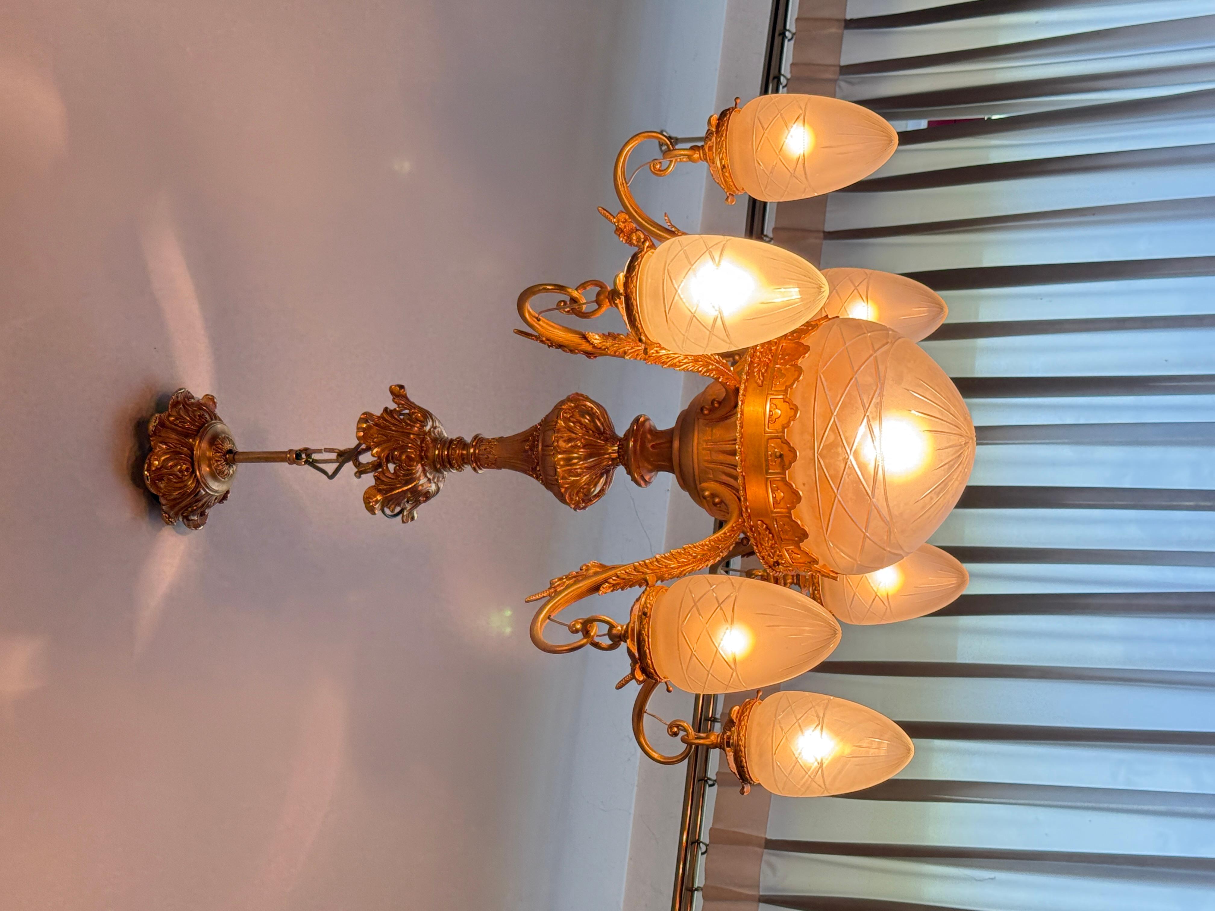 Splendido lampadario classico italiano con finiture dorate e vetro satinato In condizioni ottime in vendita a Cantù, IT