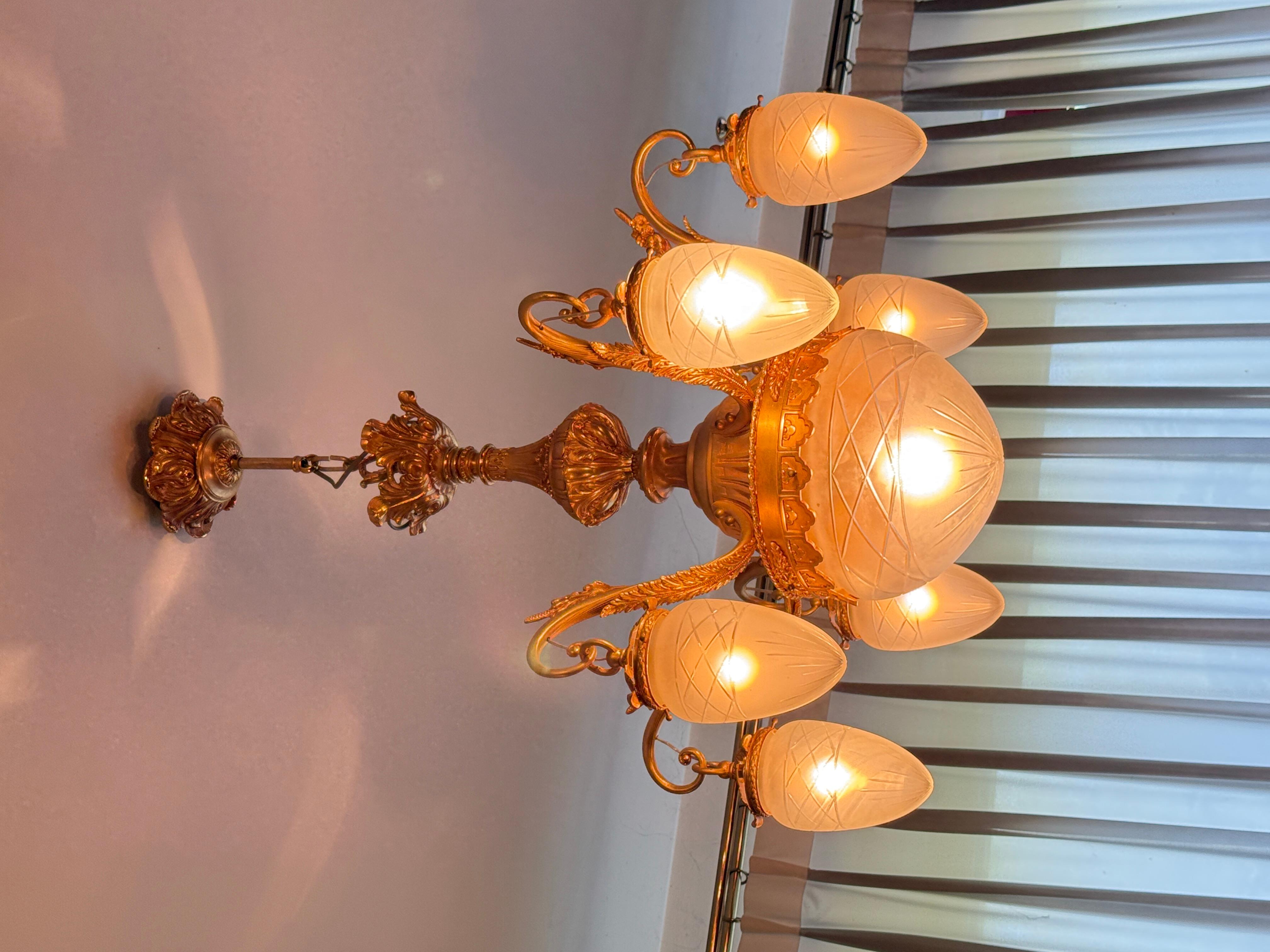 20th Century Splendido lampadario classico italiano con finiture dorate e vetro satinato in vendita