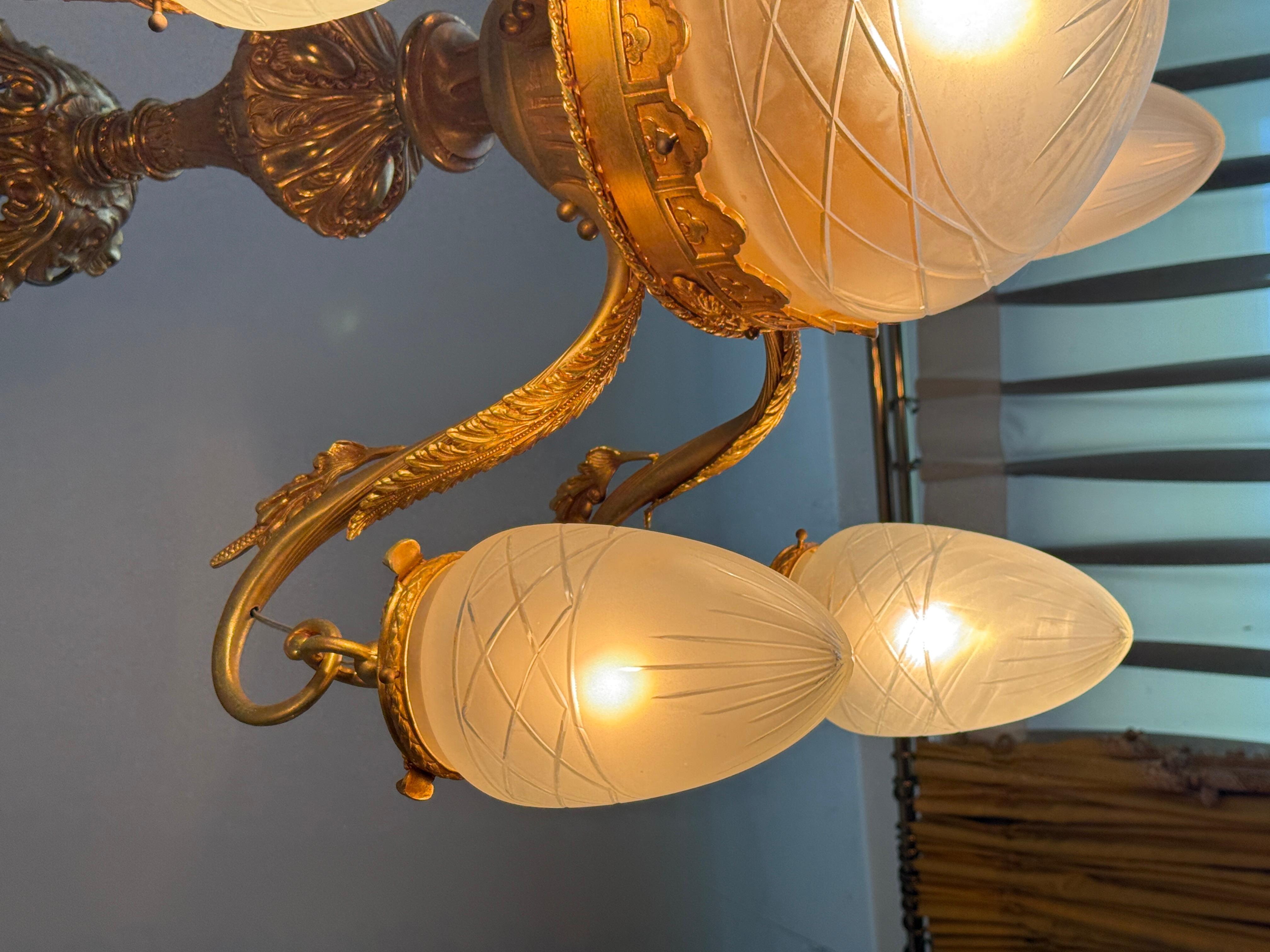 Bronzo Splendido lampadario classico italiano con finiture dorate e vetro satinato in vendita