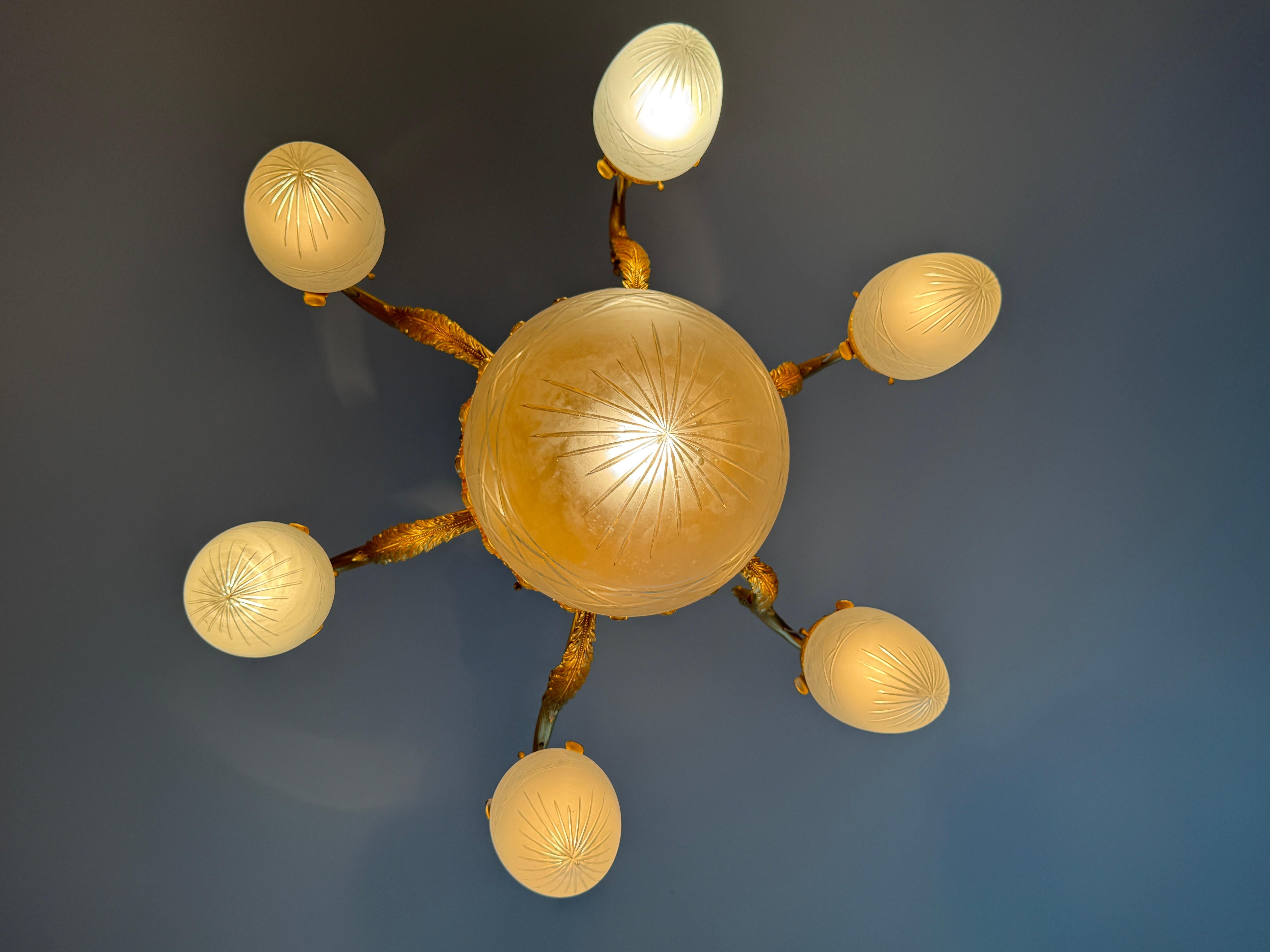 Splendido lampadario classico italiano con finiture dorate e vetro satinato in vendita 1