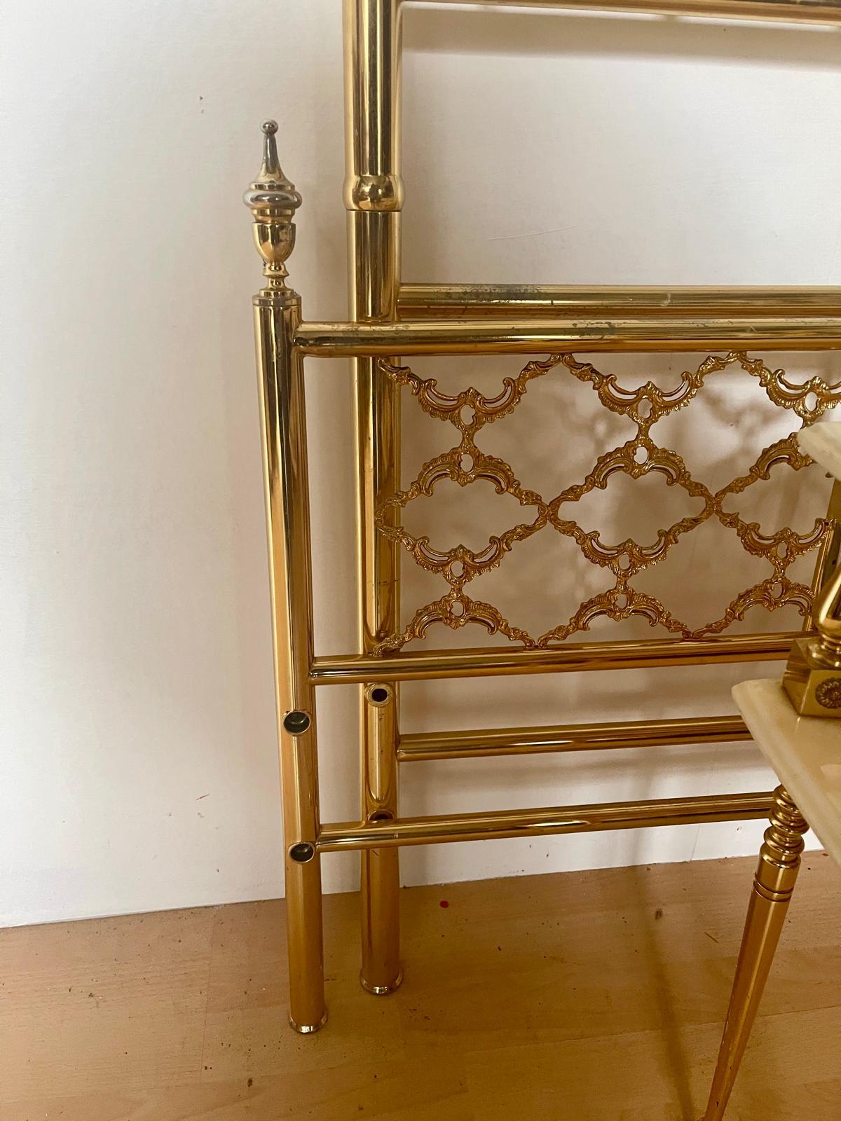 Atemberaubende Vintage italienische Messing Bett in reinem Gold gebadet plus 2 Daunendecken im Zustand „Gut“ im Angebot in Cantù, IT