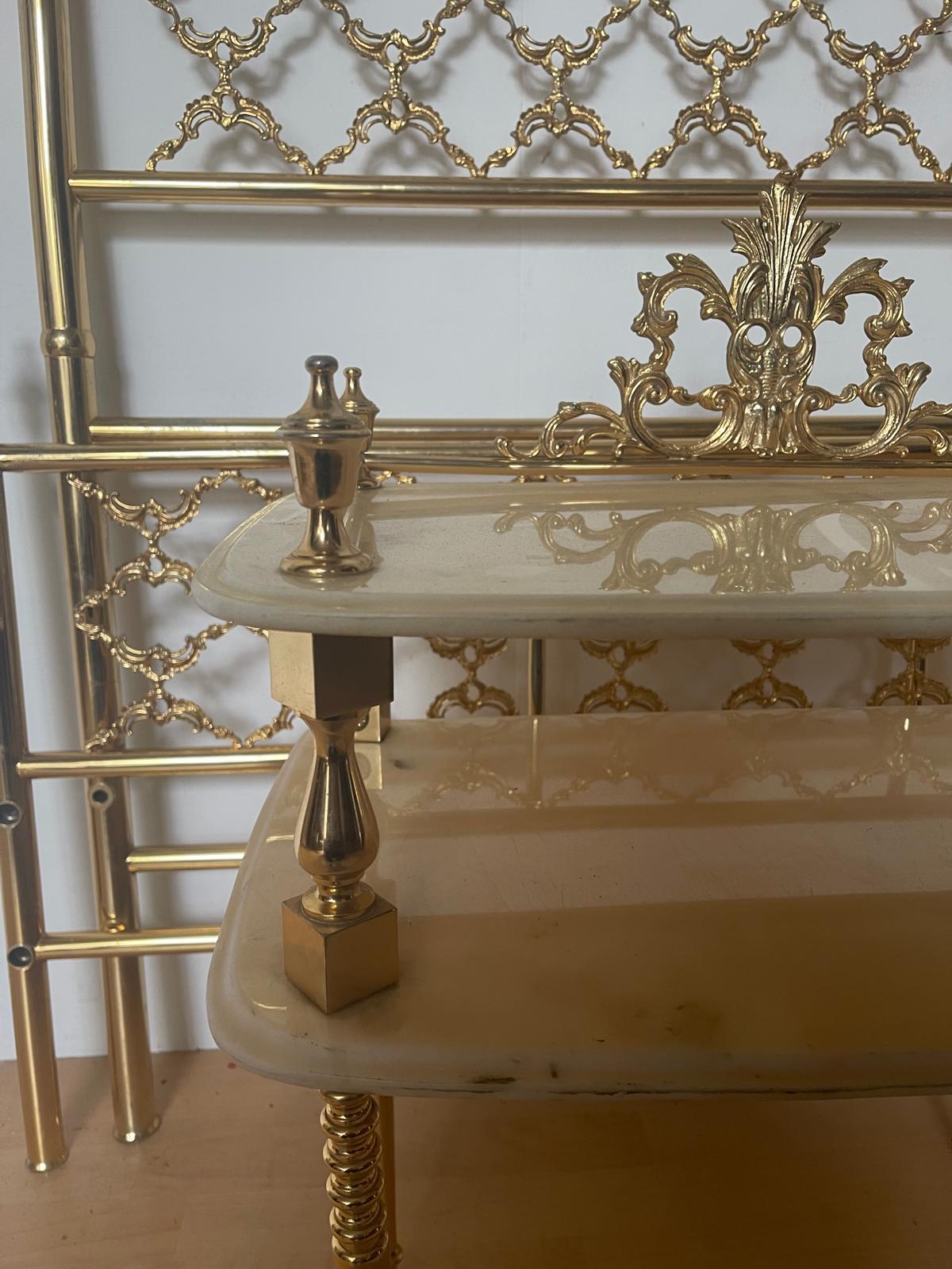 Atemberaubende Vintage italienische Messing Bett in reinem Gold gebadet plus 2 Daunendecken (20th Century) im Angebot