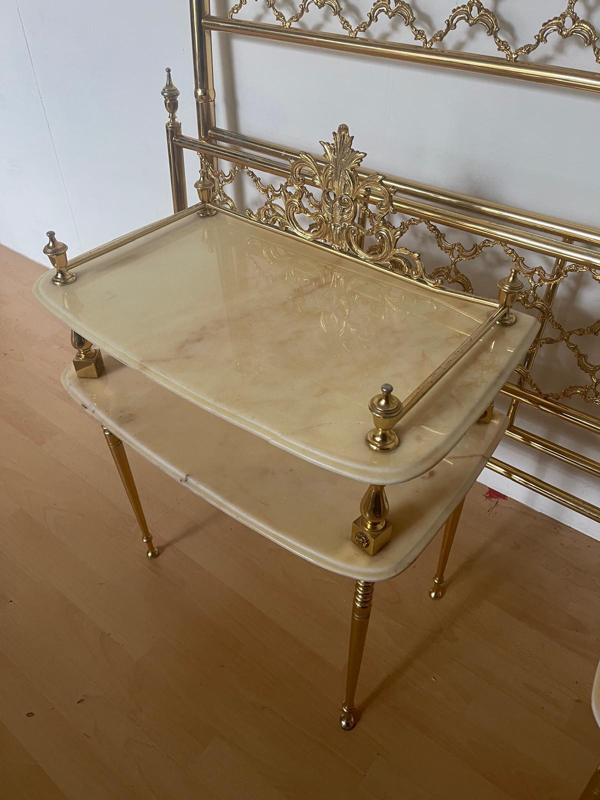 Atemberaubende Vintage italienische Messing Bett in reinem Gold gebadet plus 2 Daunendecken im Angebot 1