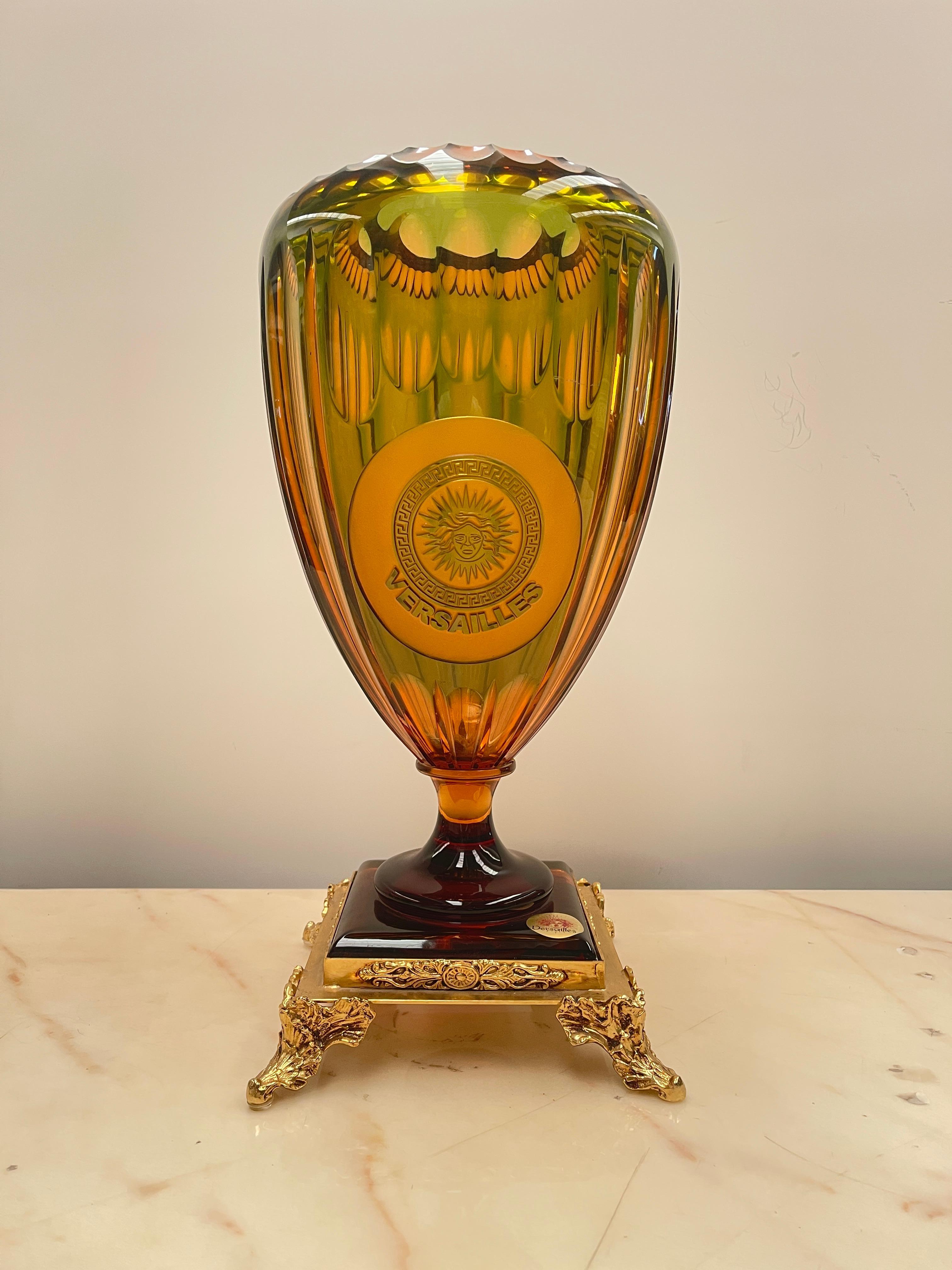 Vase exclusif en cristal ambré, gravé de motifs élégants et décoré d'une gravure centrale 