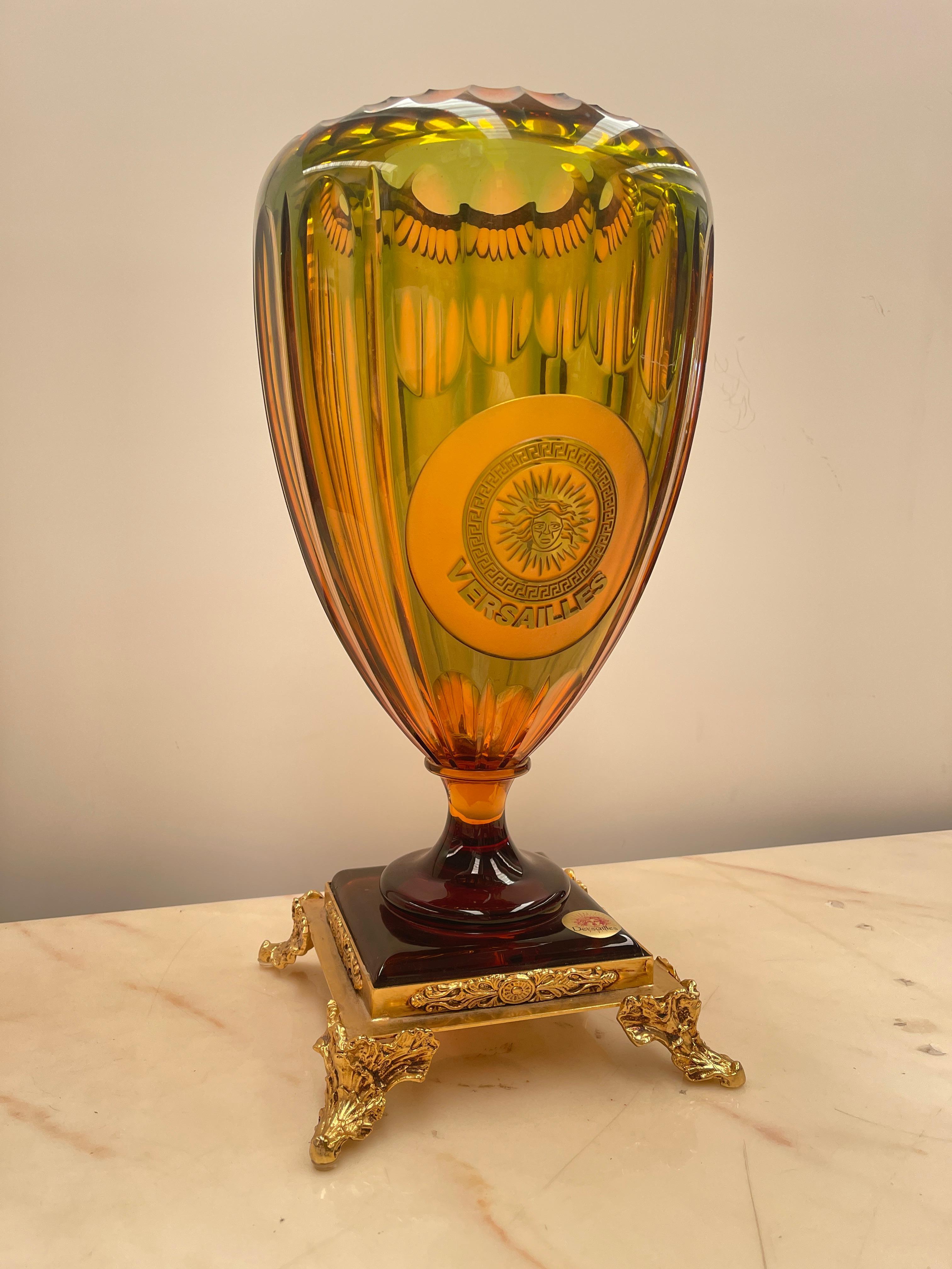Néoclassique Magnifique vase en cristal de Versace avec base dorée. Italie, années 1970 en vente