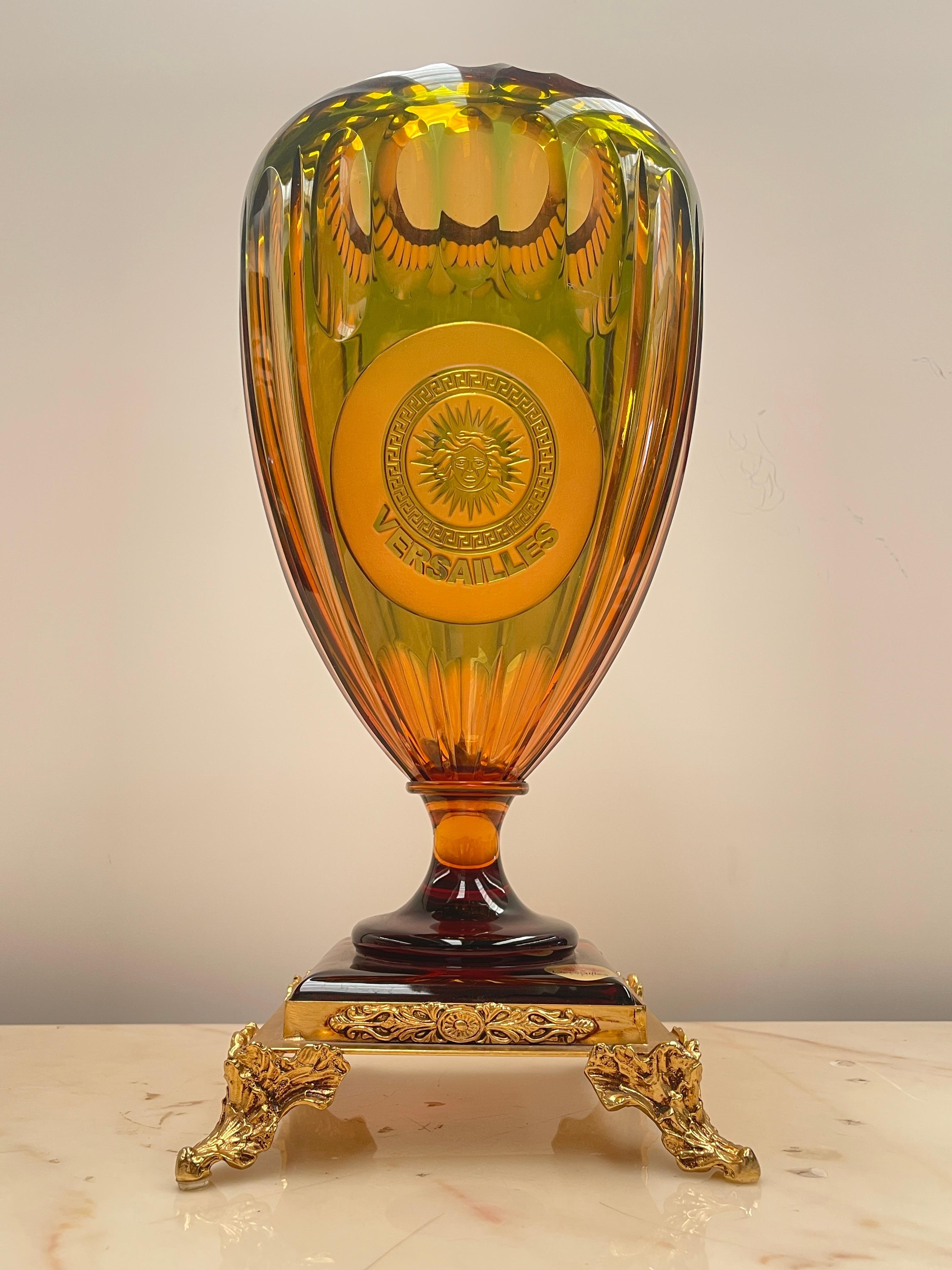 Fait main Magnifique vase en cristal de Versace avec base dorée. Italie, années 1970 en vente