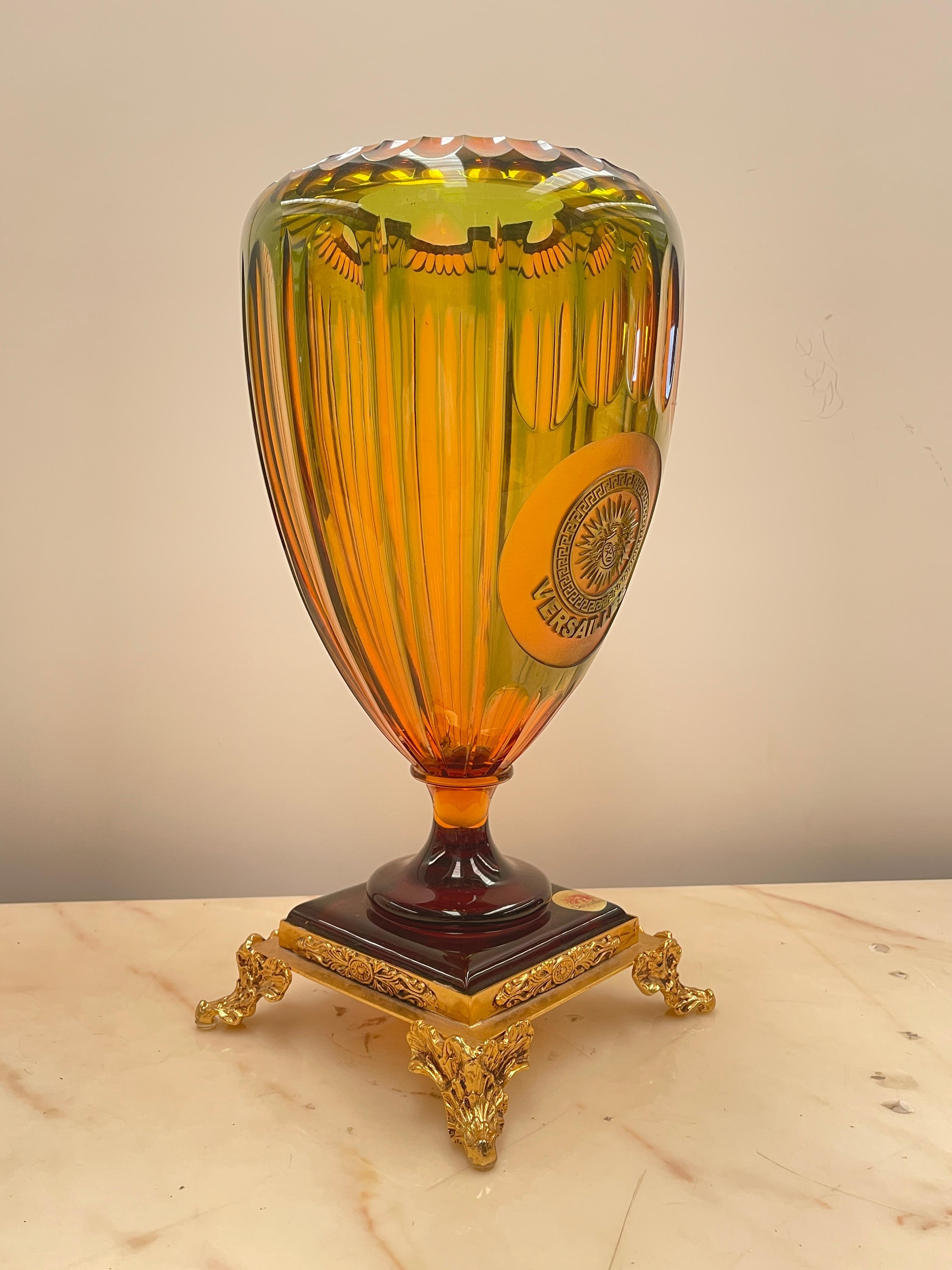 Bronze Magnifique vase en cristal de Versace avec base dorée. Italie, années 1970 en vente