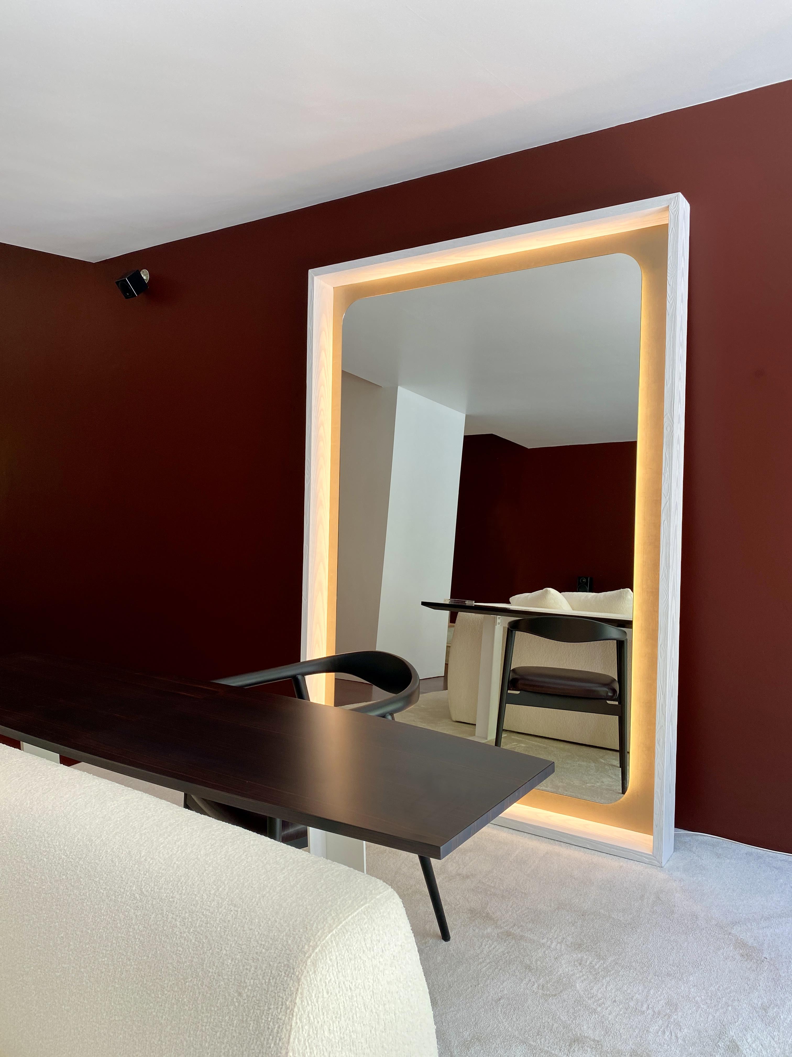 Italiano Specchio da terra Splendo White Sandblasted Larch Frame And Gold Leaf di Casa Casati in vendita