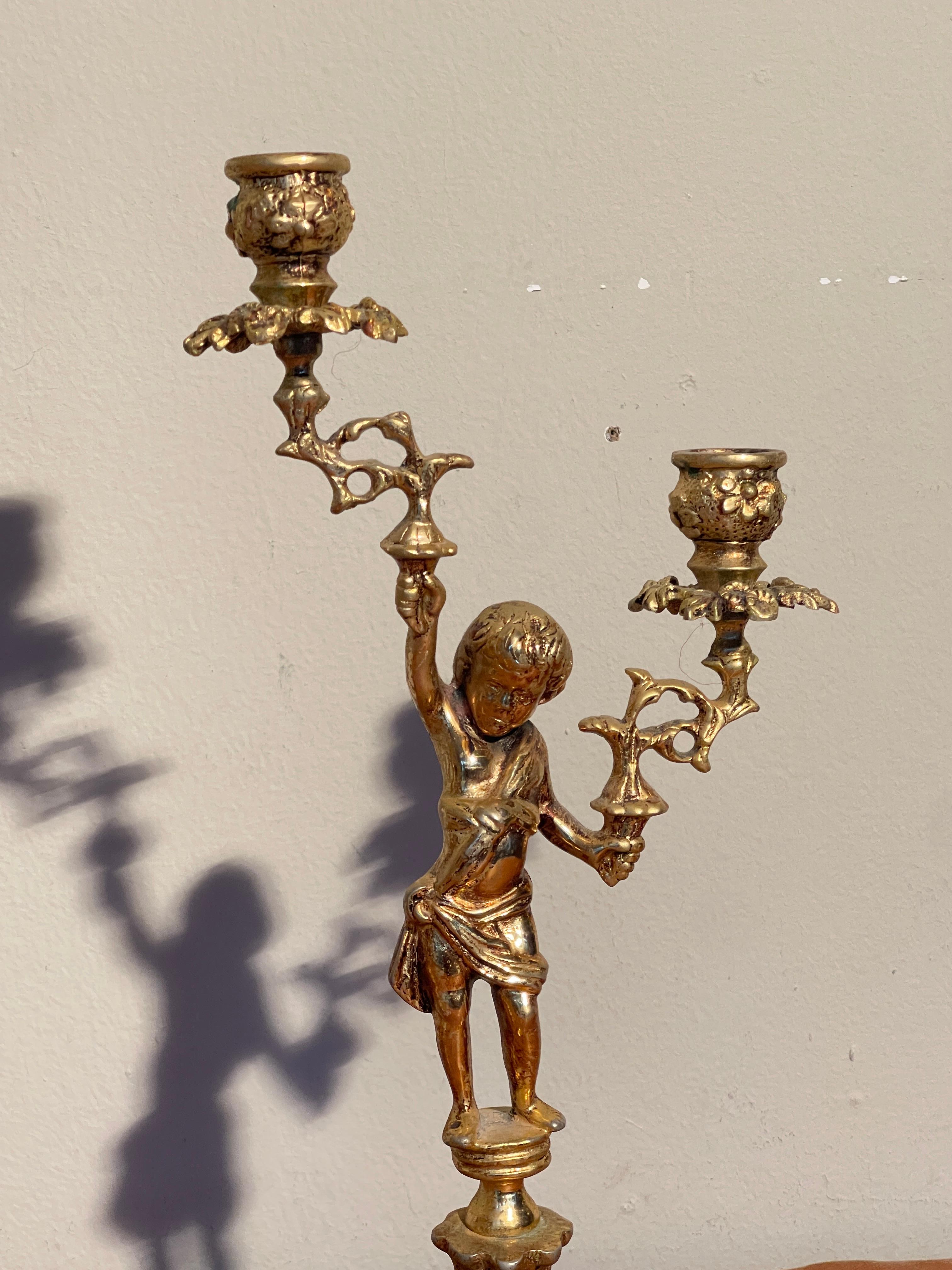 Splendore d'Antan - Coppia di Candelabri in Bronzo Cesellato


Splendida coppia di candelabri in bronzo dorato incarna tutto il fascino e la raffinatezza dello stile Rococò. Le delicate figure di putti che sorreggono i bracci portacandele donano