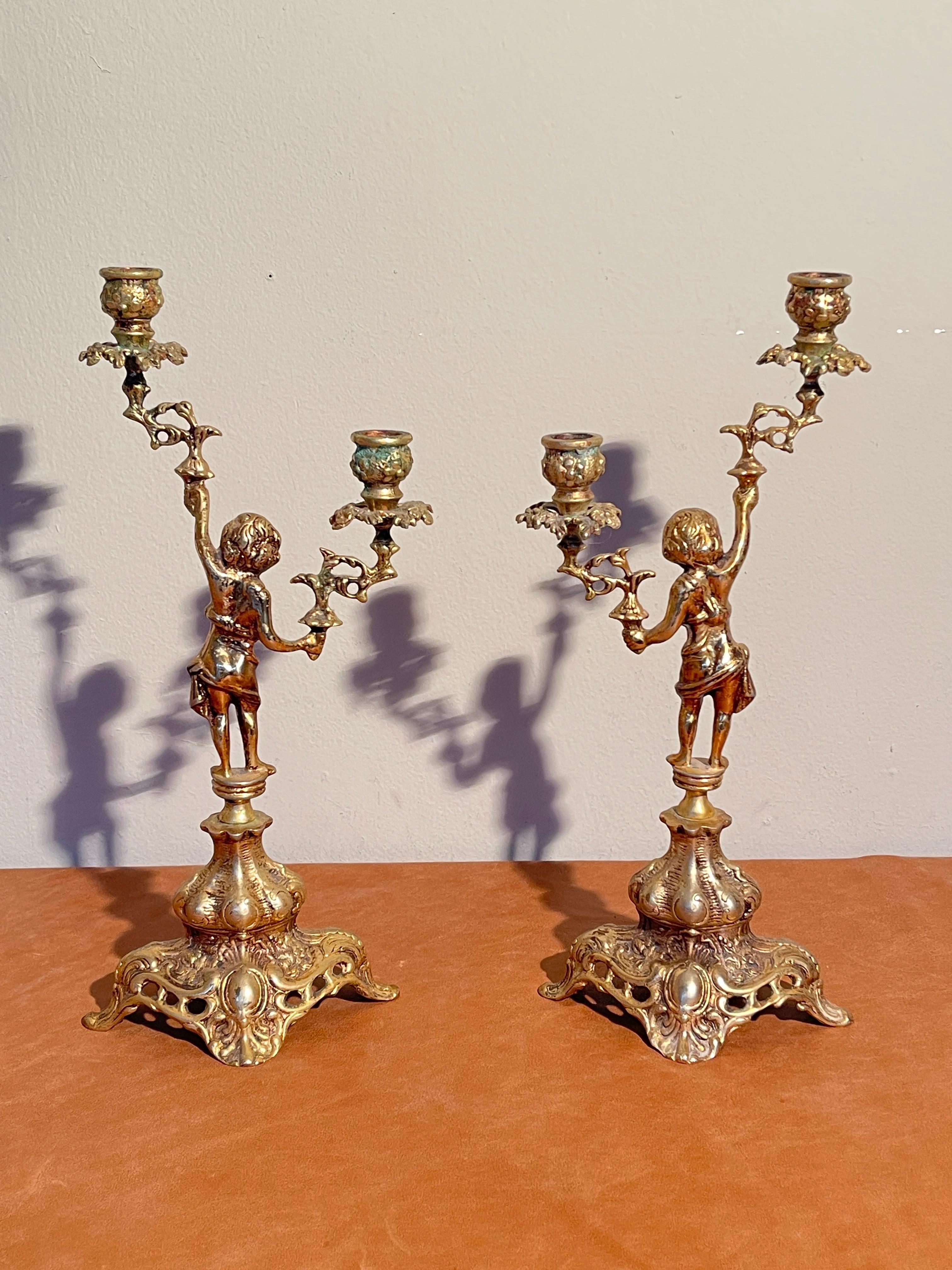 Fatto a mano Splendore d'Antan - Coppia di Candelabri in Bronzo Cesellato in vendita
