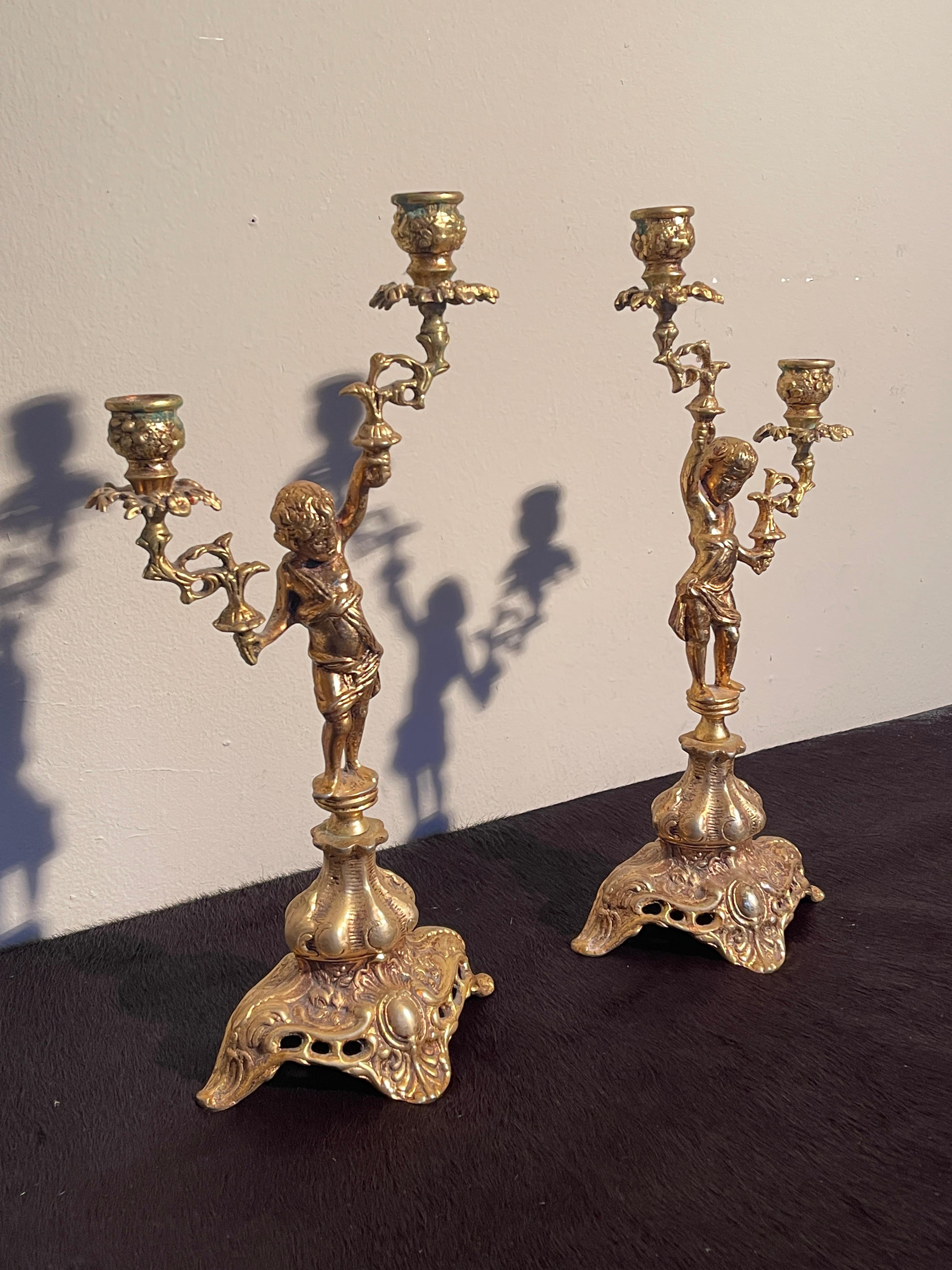 Splendore d'Antan - Coppia di Candelabri in Bronzo Cesellato In condizioni buone in vendita a Cantù, IT