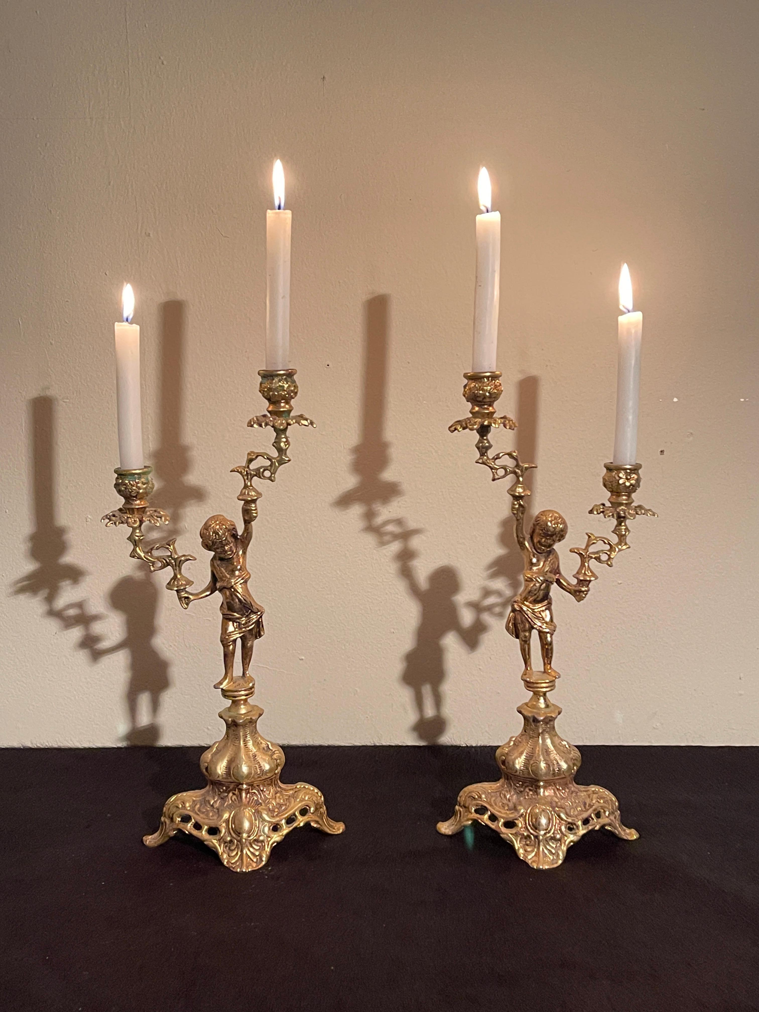 Splendore d'Antan - Coppia di Candelabri in Bronzo Cesellato in vendita 1