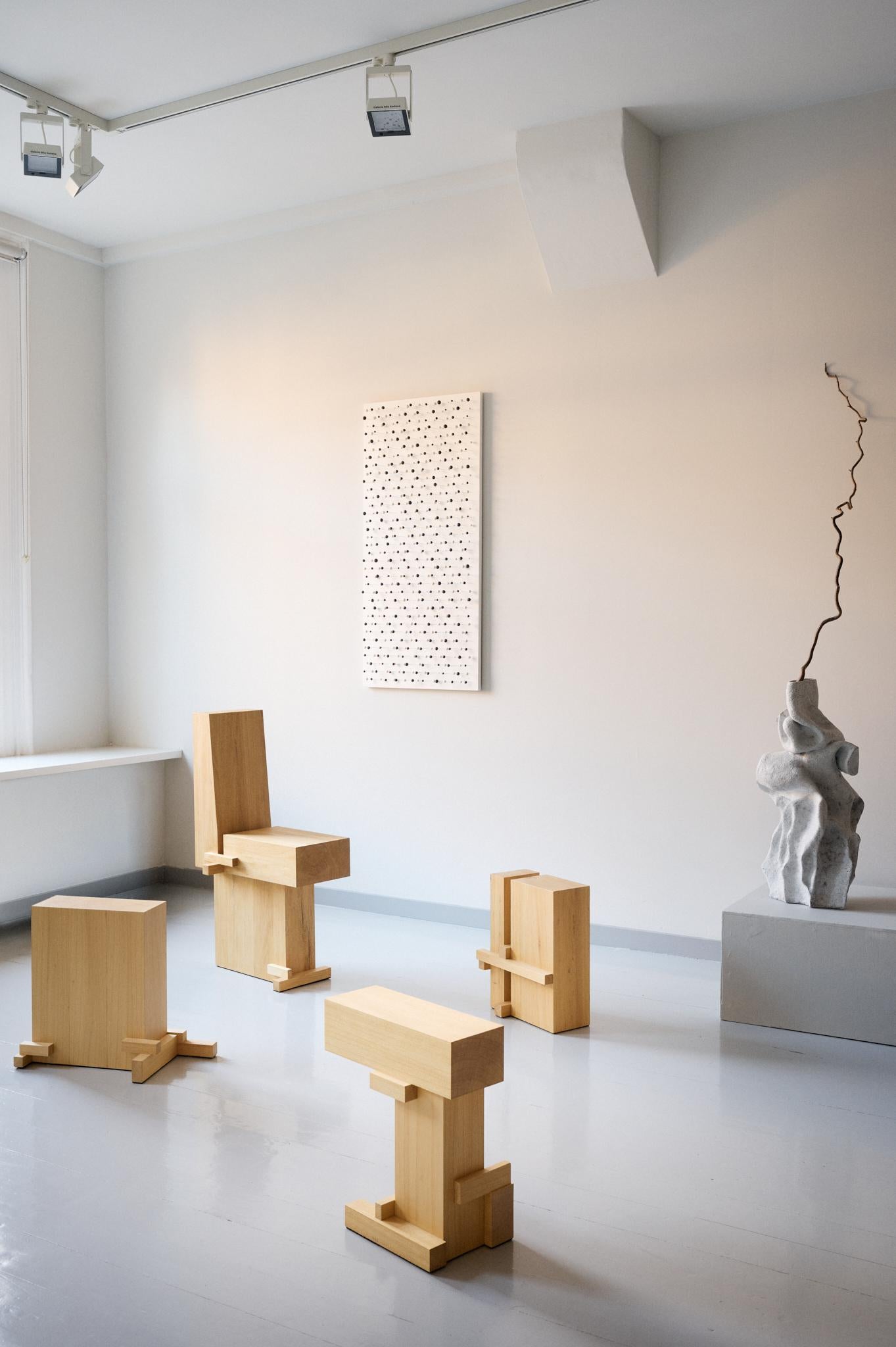 Japanischer minimalistischer skulpturaler japanischer Abachi-Holz-Skulptur-Stuhl mitplint-Hocker von Sho Ota (21. Jahrhundert und zeitgenössisch) im Angebot