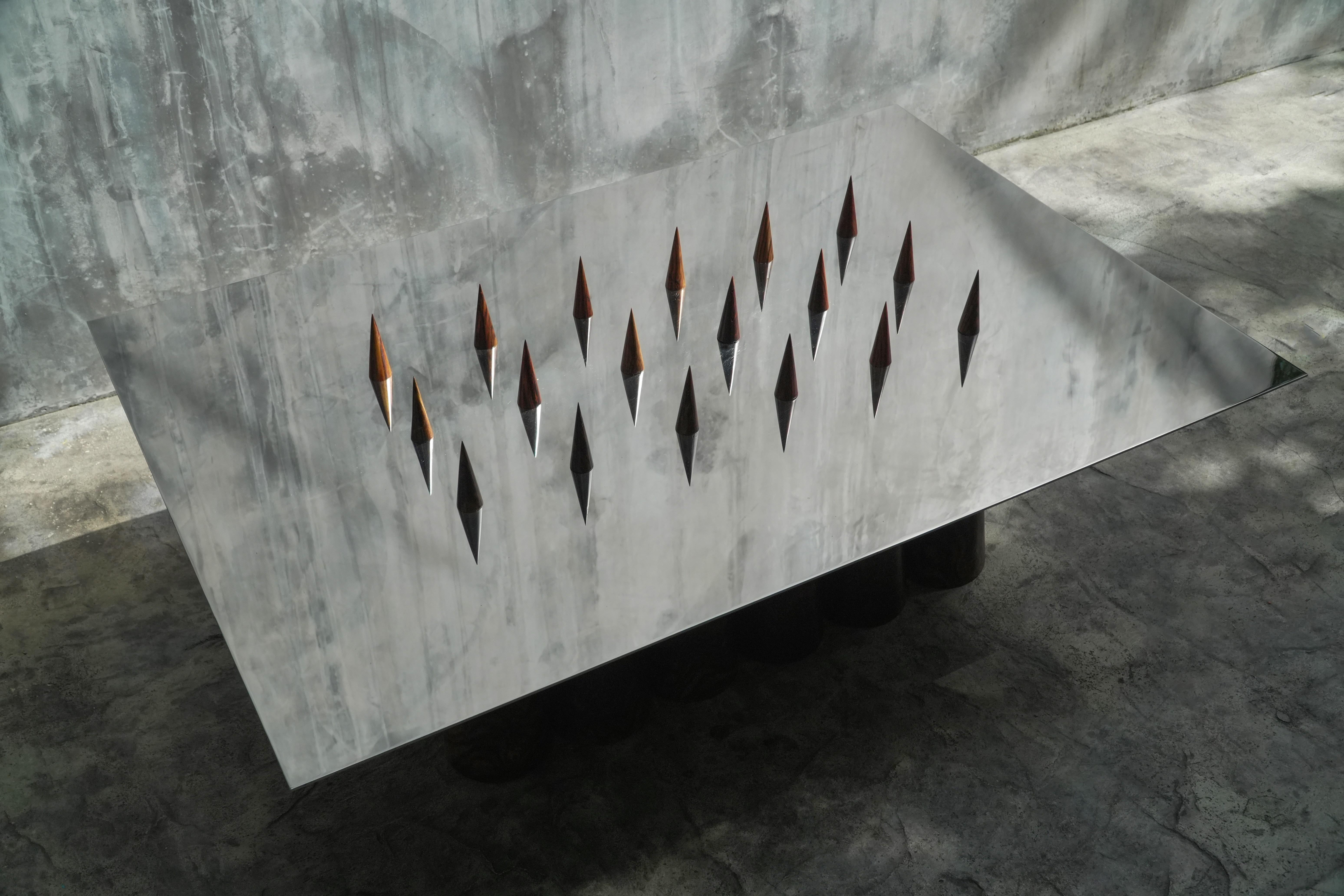 Mesa de centro Splinter In The en madera y acero de Chechenia por Alina Rotzinger
Materiales: Madera de Chechenia y acero inoxidable.
Dimensiones: P 80 x An 123 x Al 40 cm.

Compuesto por Alina Rotzinger como directora de diseño y artista, y