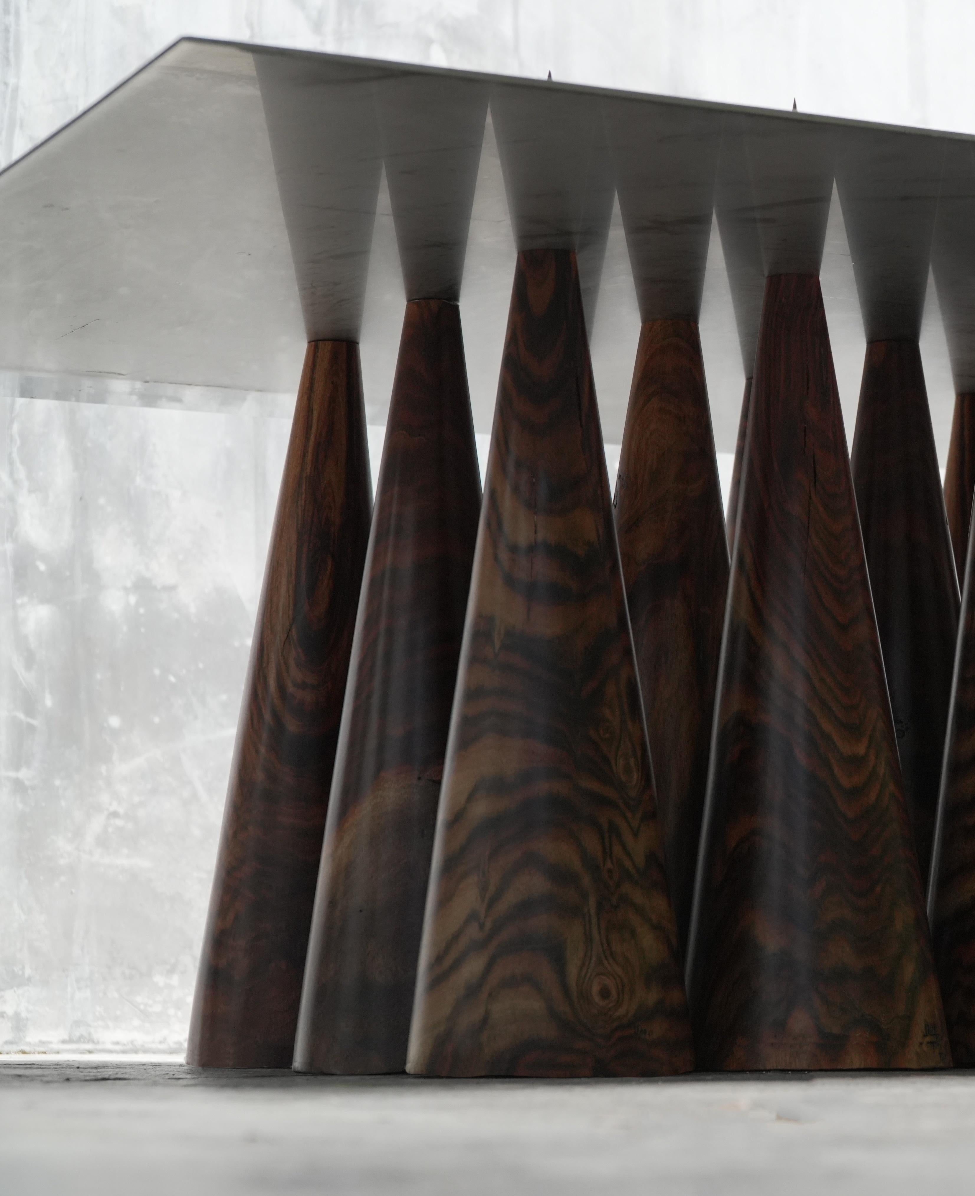 Mesa de centro Splinter In The en madera y acero de Chechenia por Alina Rotzinger Español en venta