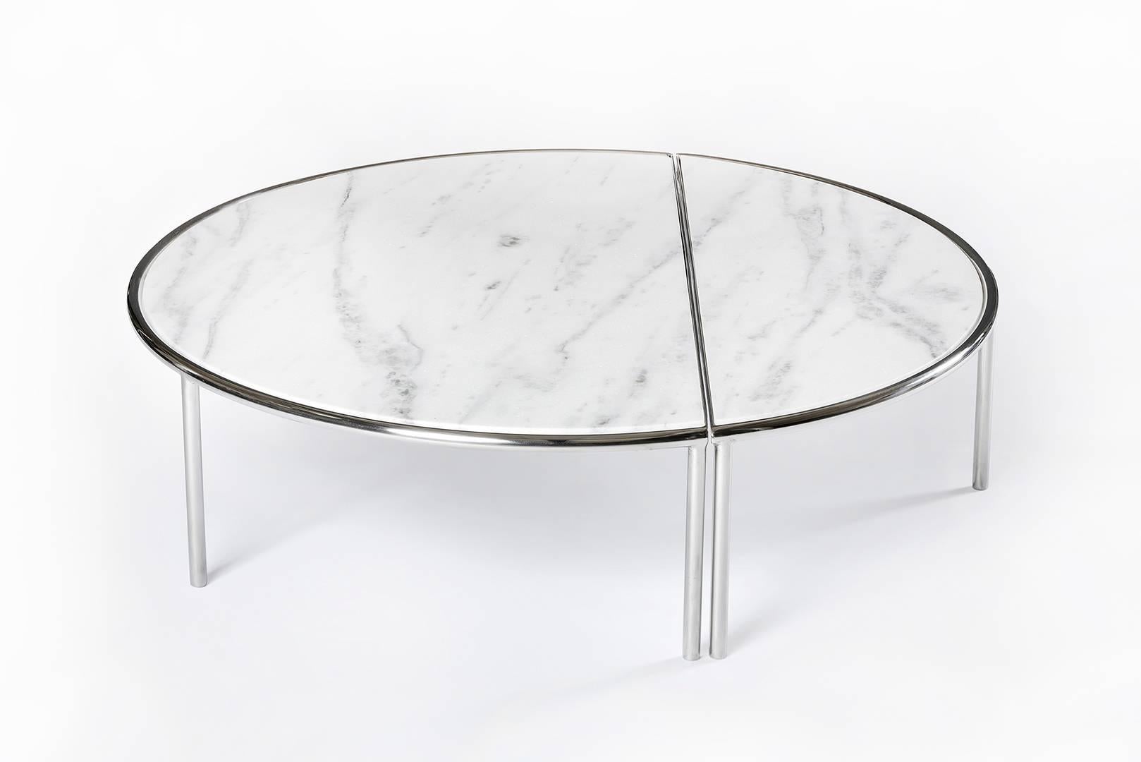 Style international Table centrale fendue contemporaine RAIN en acier inoxydable et marbre blanc en vente