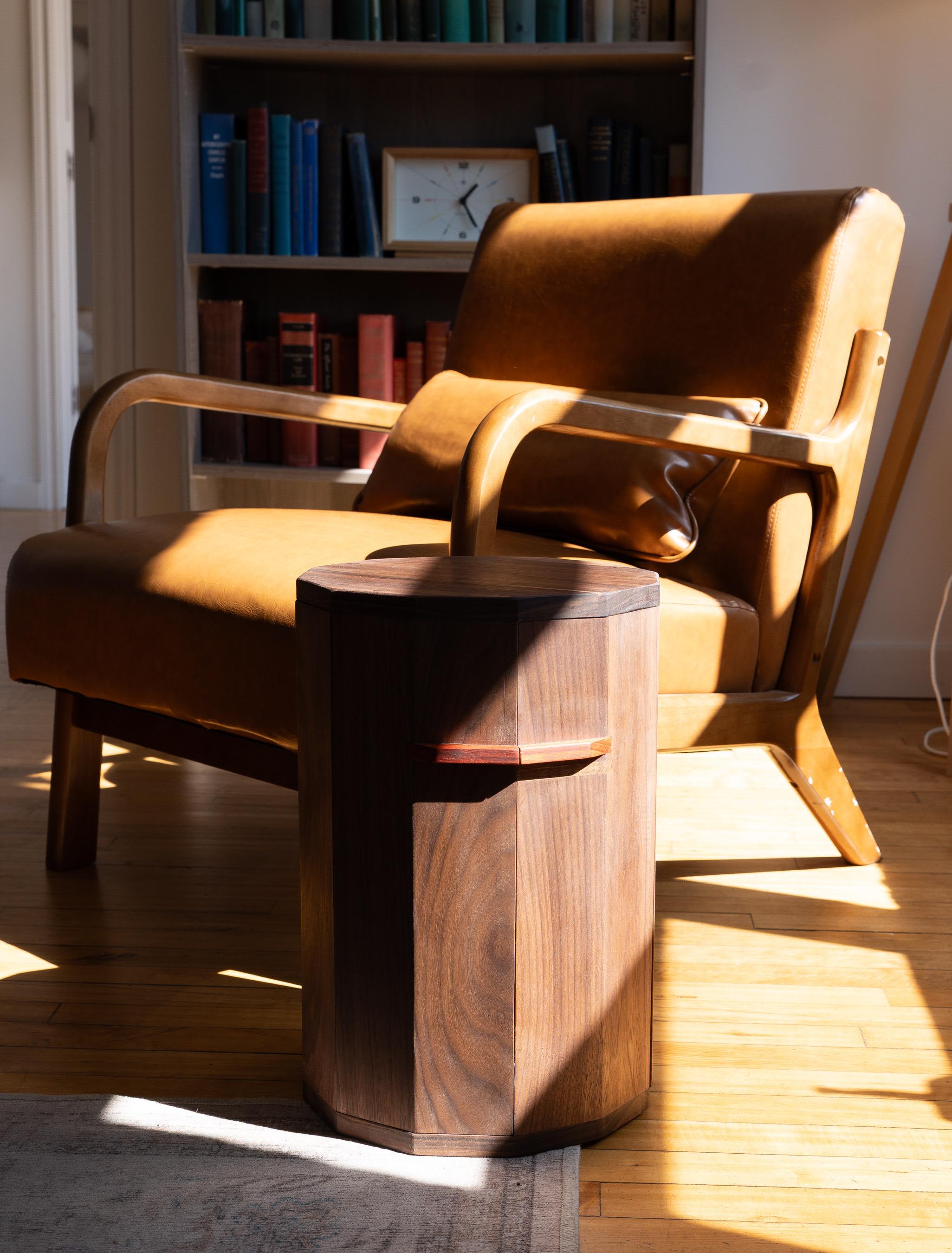 Split Column Beistelltisch & Hocker (Hartholz) im Angebot