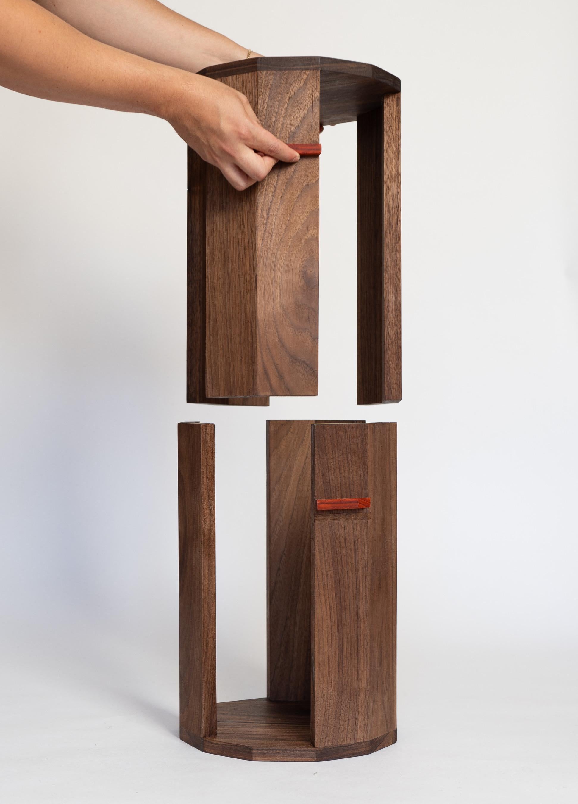Split Column Beistelltisch & Hocker im Angebot 1