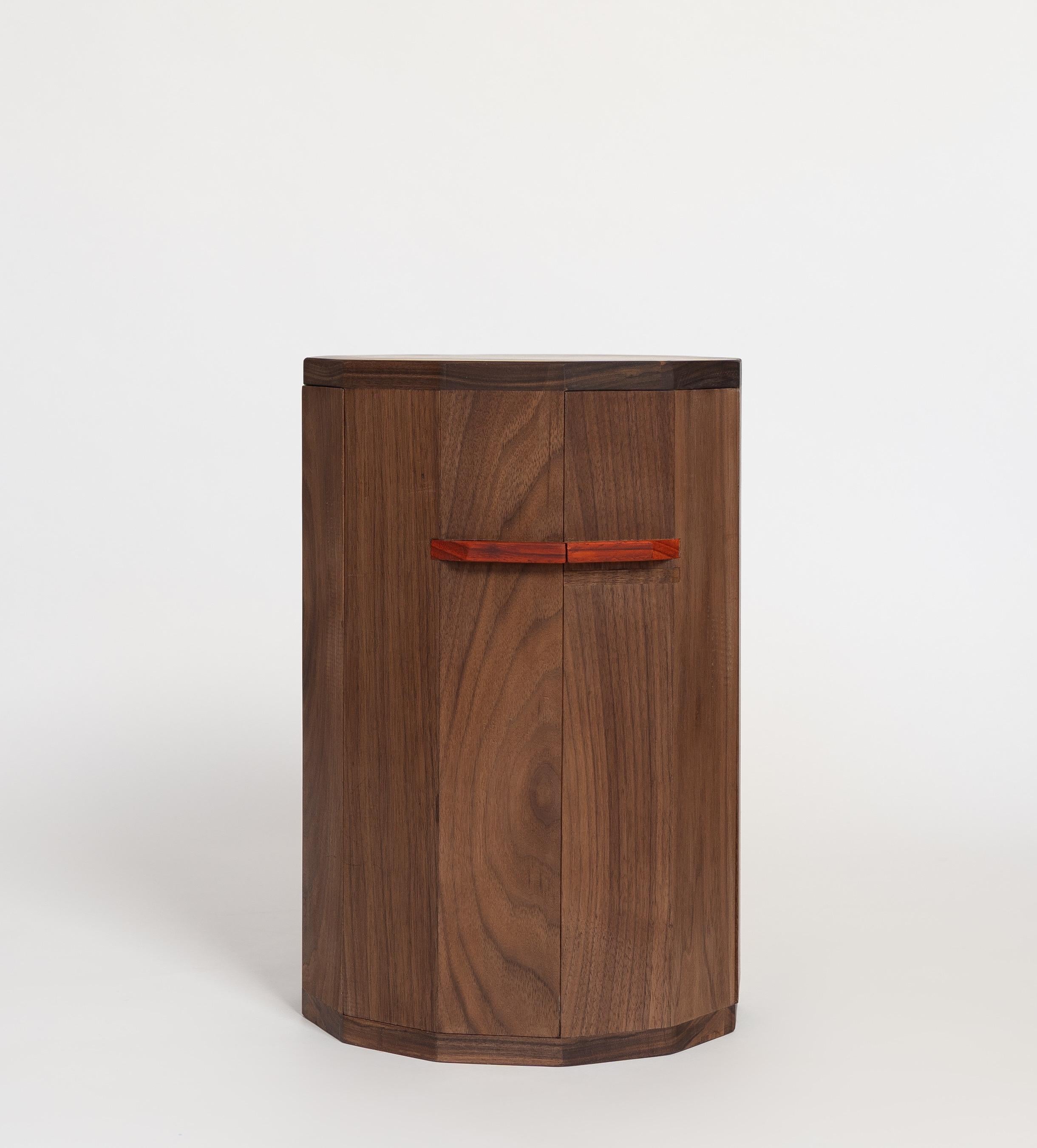 Split Column Beistelltisch & Hocker im Angebot 2