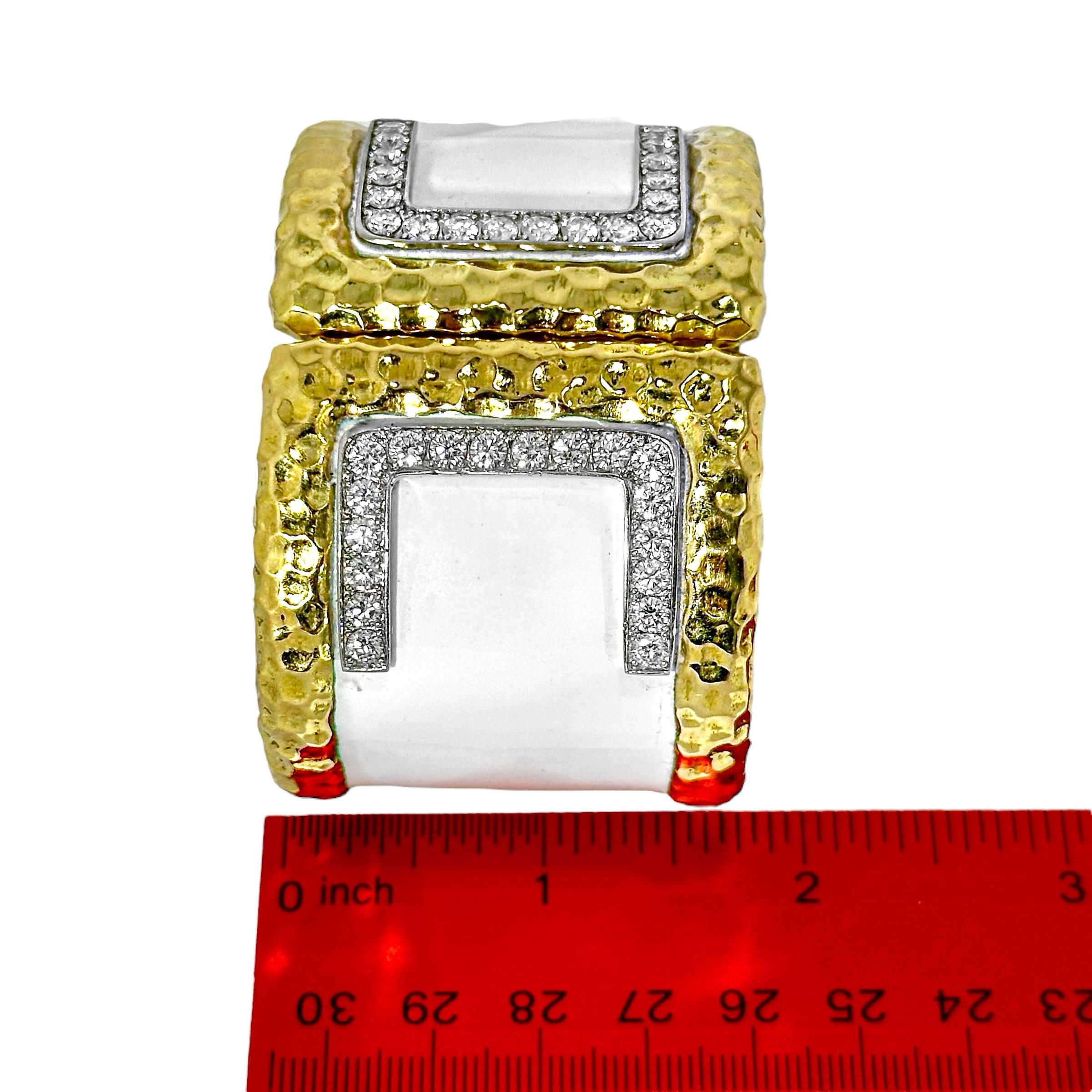 Manchette fendue sur le devant, largeur de 1 3/4 pouces, en or jaune, émail blanc et diamants en vente 3