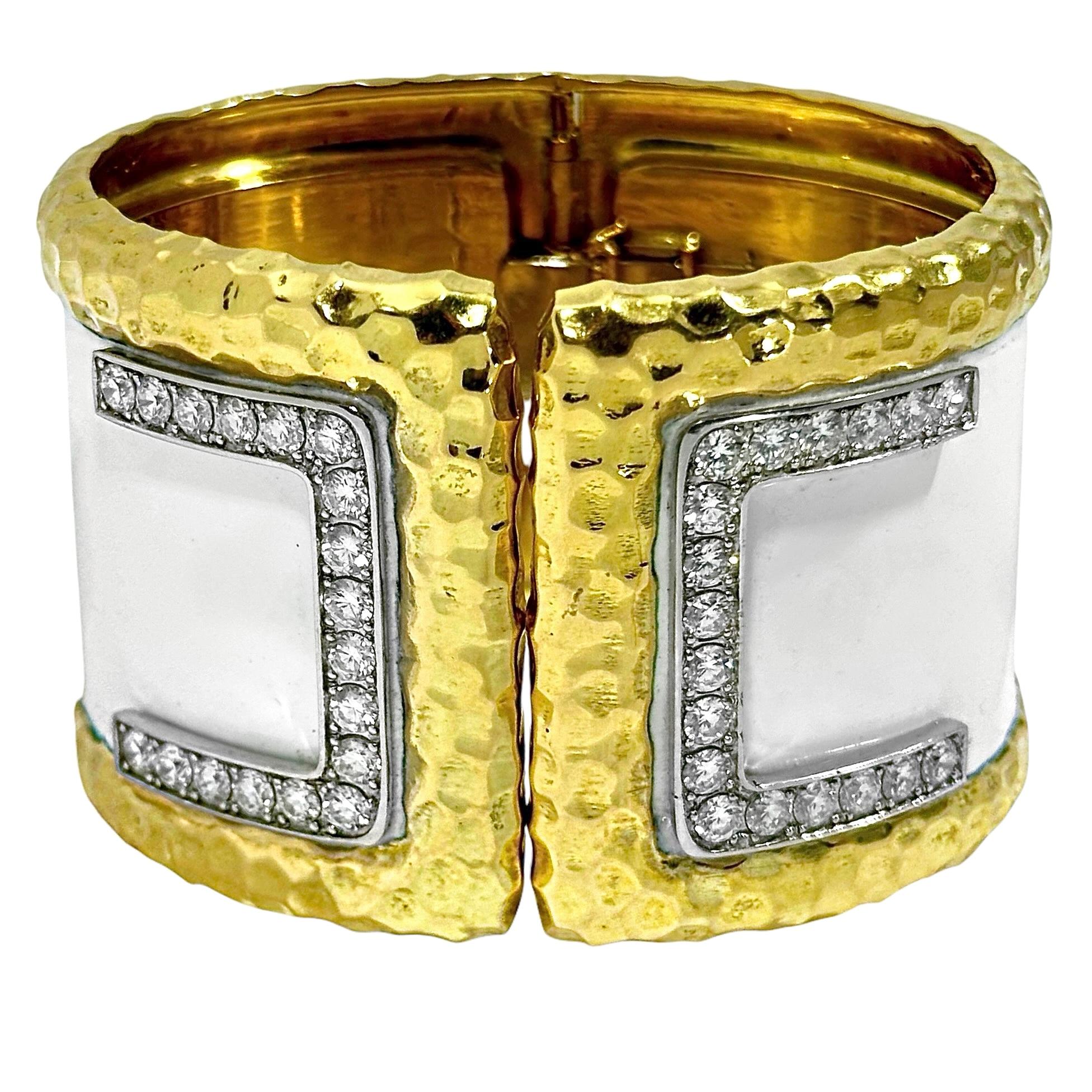 Un bracelet de manchette en or jaune 18 carats pour femme, avec un bord martelé et des panneaux d'émail blanc insérés,
entouré d'une seule rangée de diamants taillés en brillant et sertis dans des plaques de platine. La conception à double face, qui