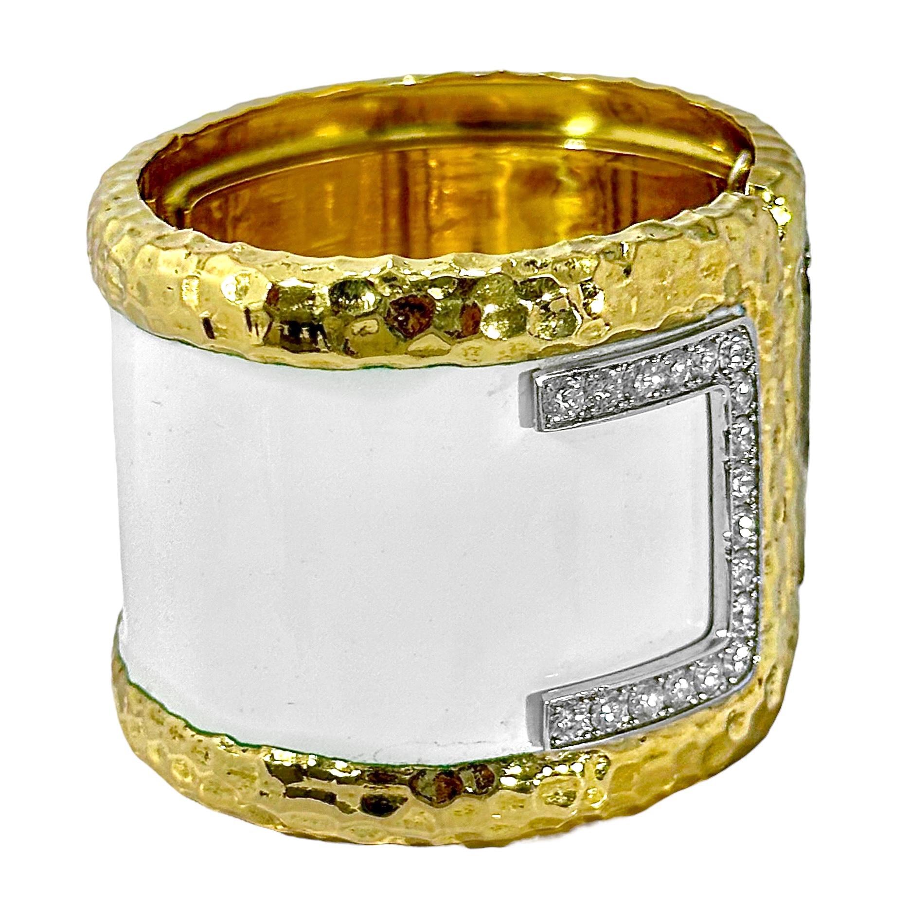 Taille ronde Manchette fendue sur le devant, largeur de 1 3/4 pouces, en or jaune, émail blanc et diamants en vente