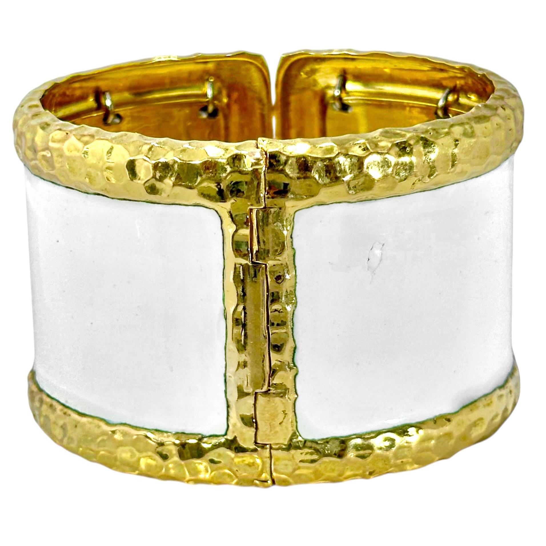 Manchette fendue sur le devant, largeur de 1 3/4 pouces, en or jaune, émail blanc et diamants Bon état - En vente à Palm Beach, FL