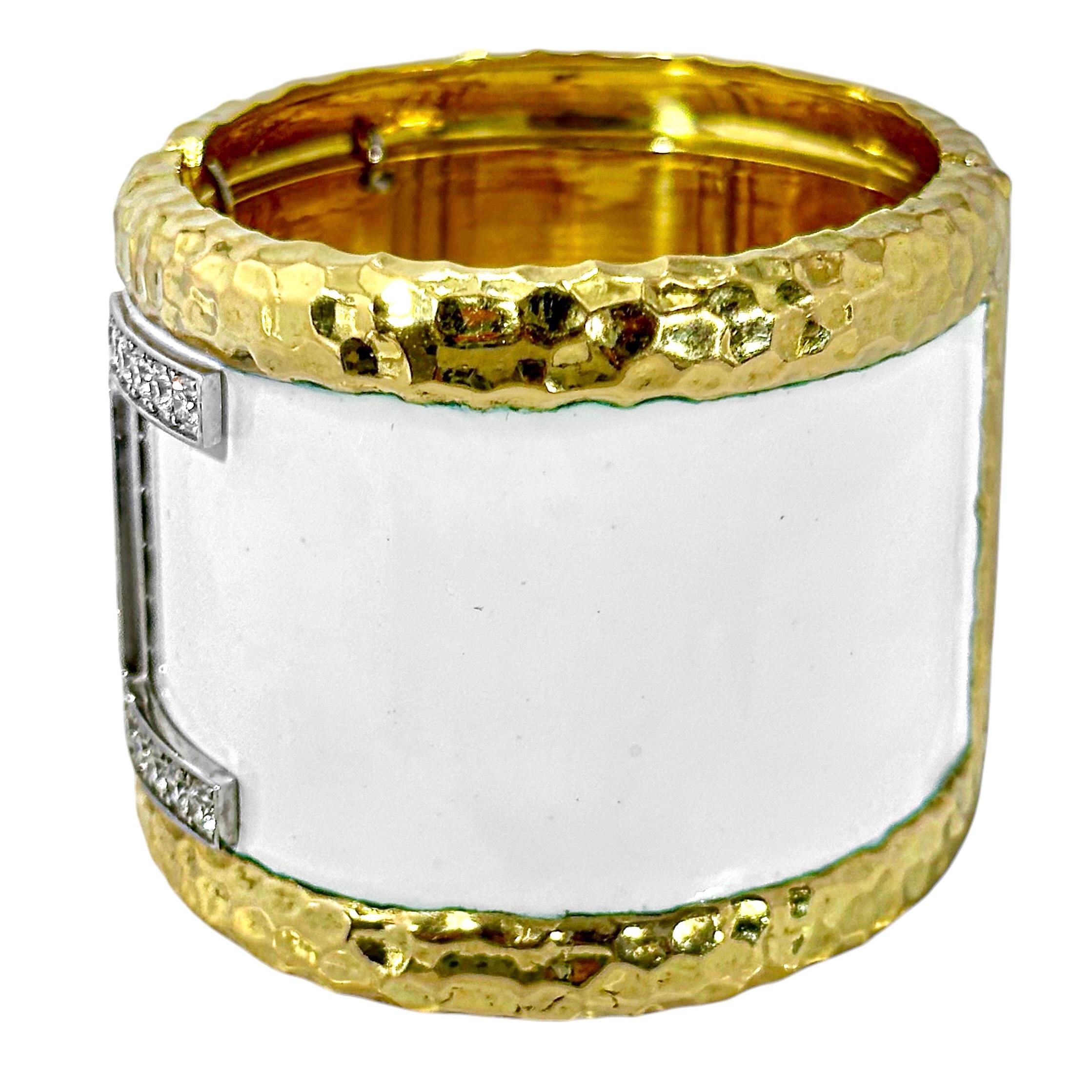 Manchette fendue sur le devant, largeur de 1 3/4 pouces, en or jaune, émail blanc et diamants Pour femmes en vente