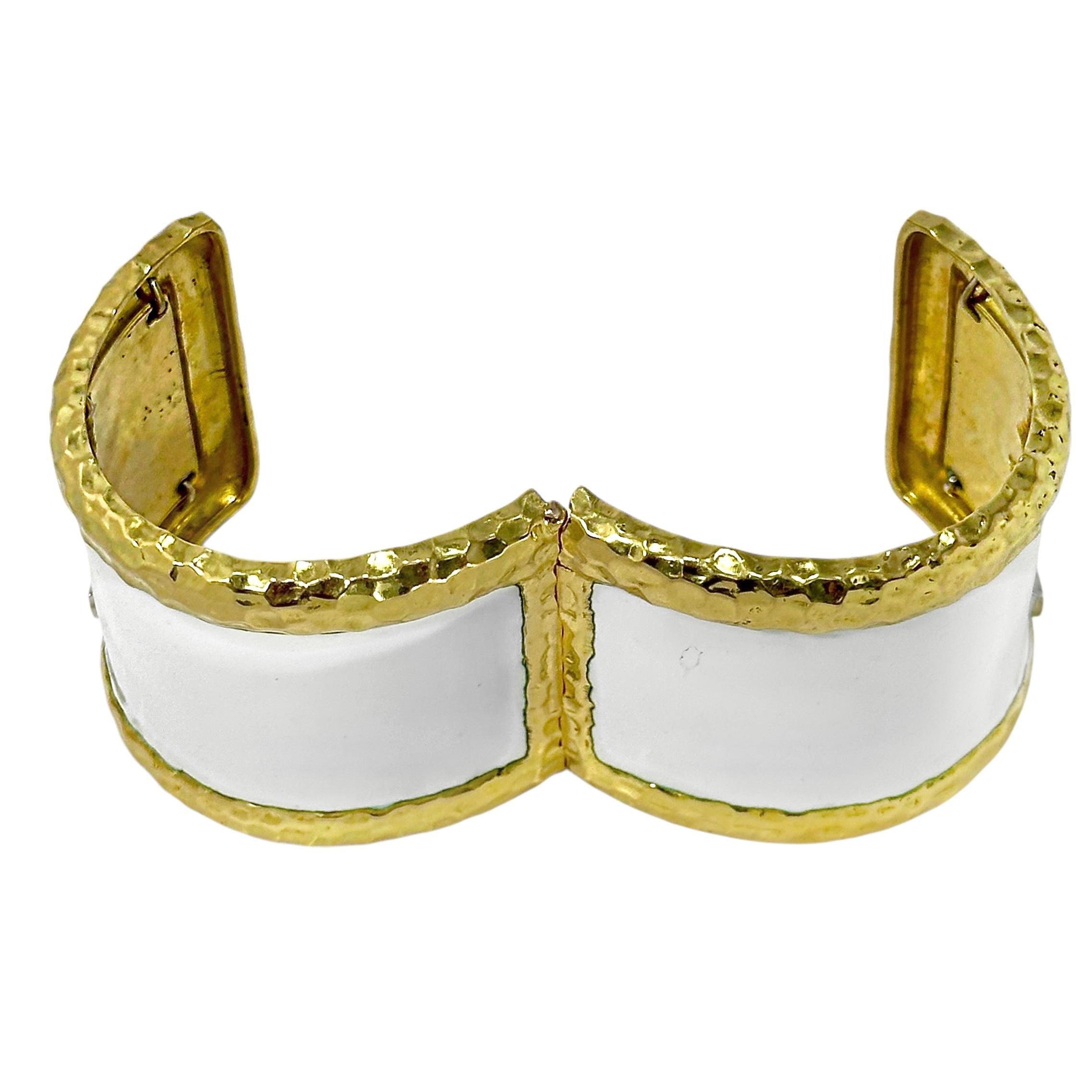 Manchette fendue sur le devant, largeur de 1 3/4 pouces, en or jaune, émail blanc et diamants en vente 1