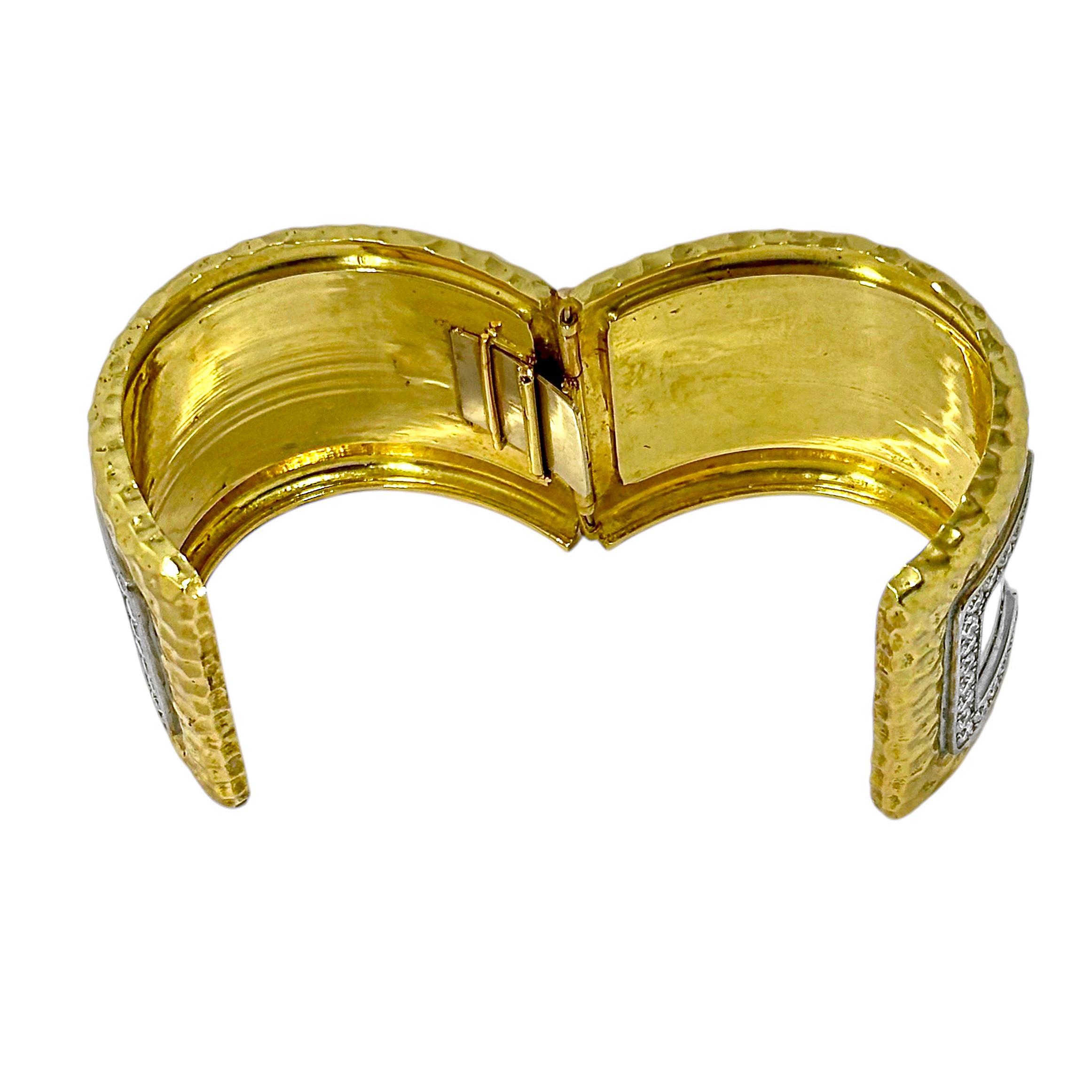 Manchette fendue sur le devant, largeur de 1 3/4 pouces, en or jaune, émail blanc et diamants en vente 2