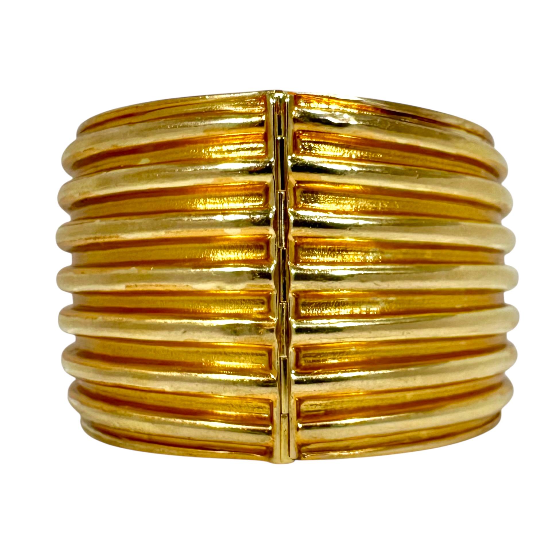 Split Front 18K Gold Vintage Tiffany Hinged Cuff Bracelet 1.75 Inches Wide In Good Condition For Sale In Palm Beach, FL