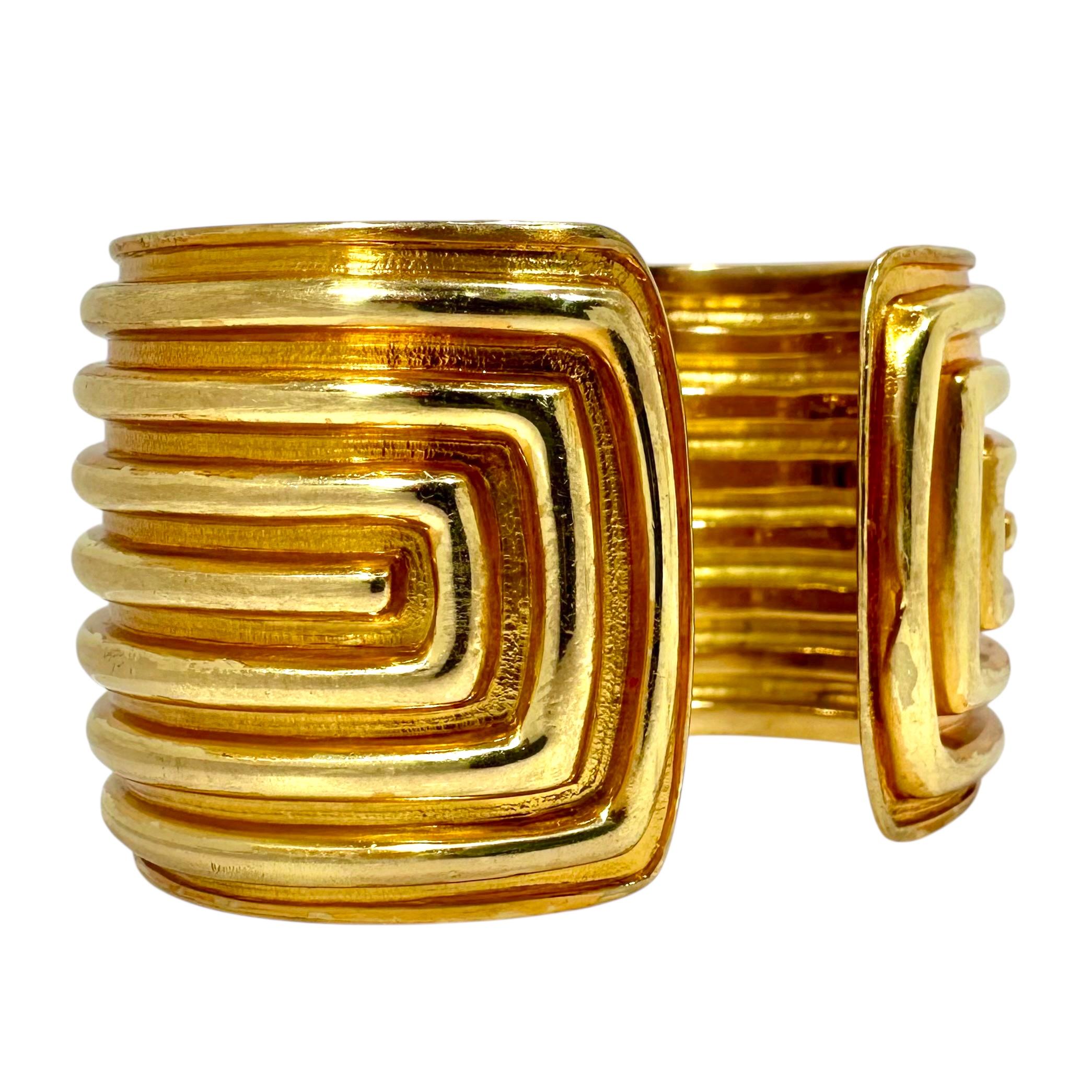 Split Front 18K Gold Vintage Tiffany Hinged Cuff Bracelet 1.75 Inches Wide For Sale 2