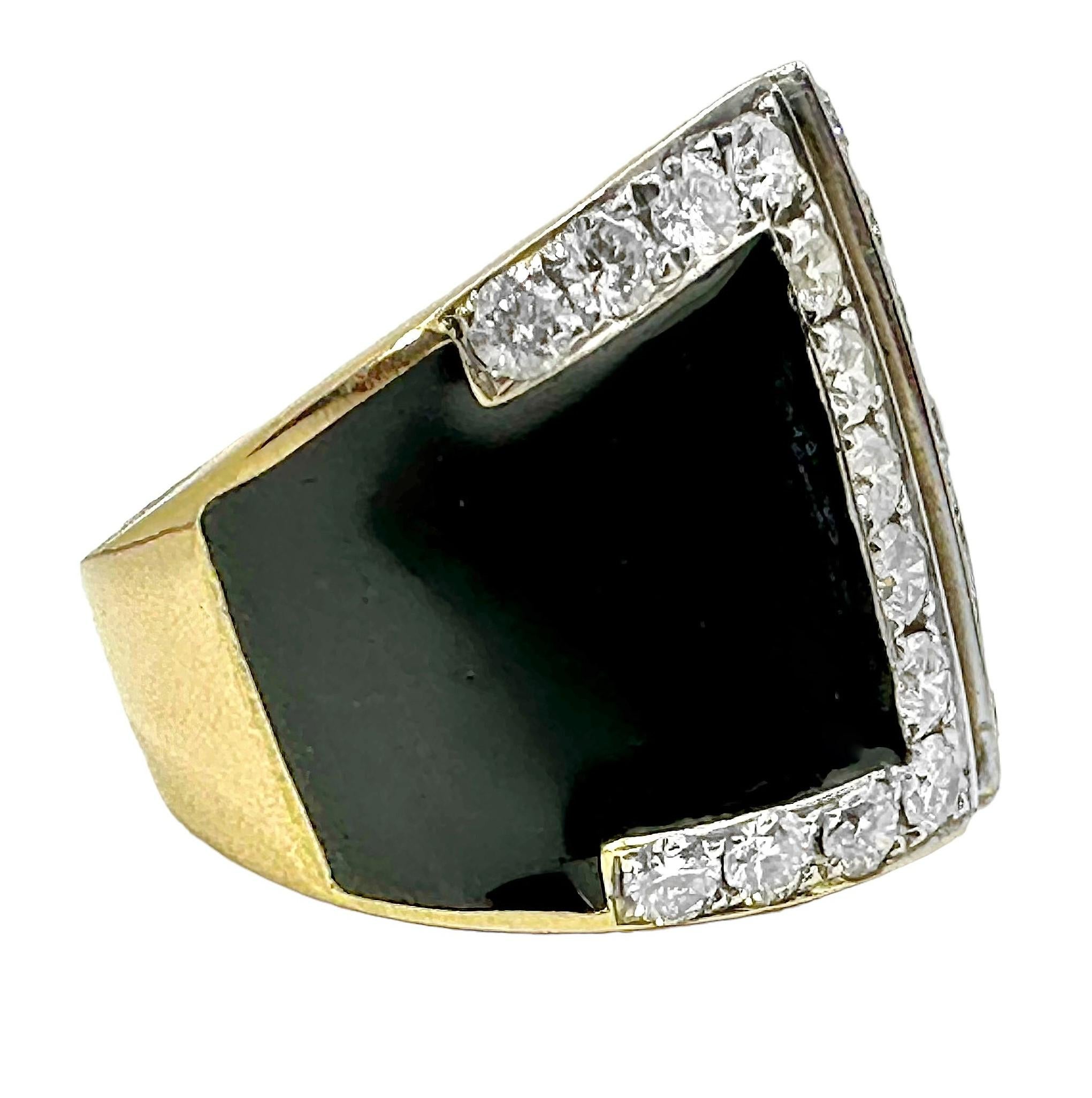 This very stylish and well crafted 18K yellow gold cocktail ring can only be described as 